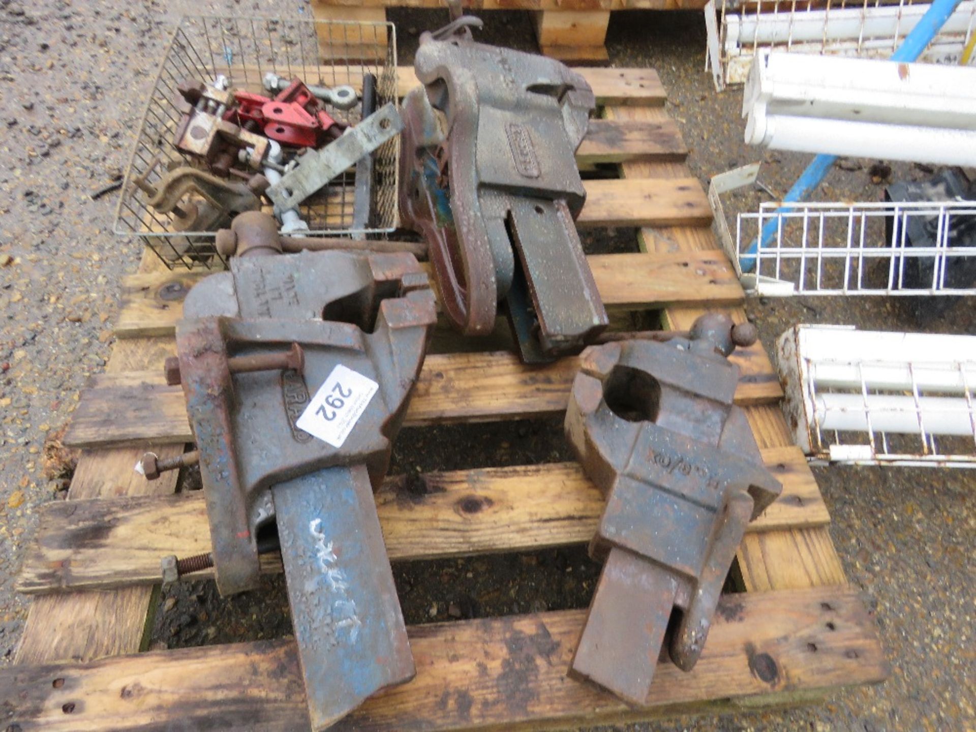 3 X LARGE VICES PLUS A CRATE OF SMALLER CLAMPS, VICES ETC. THIS LOT IS SOLD UNDER THE AUCTIONEERS M - Image 4 of 4