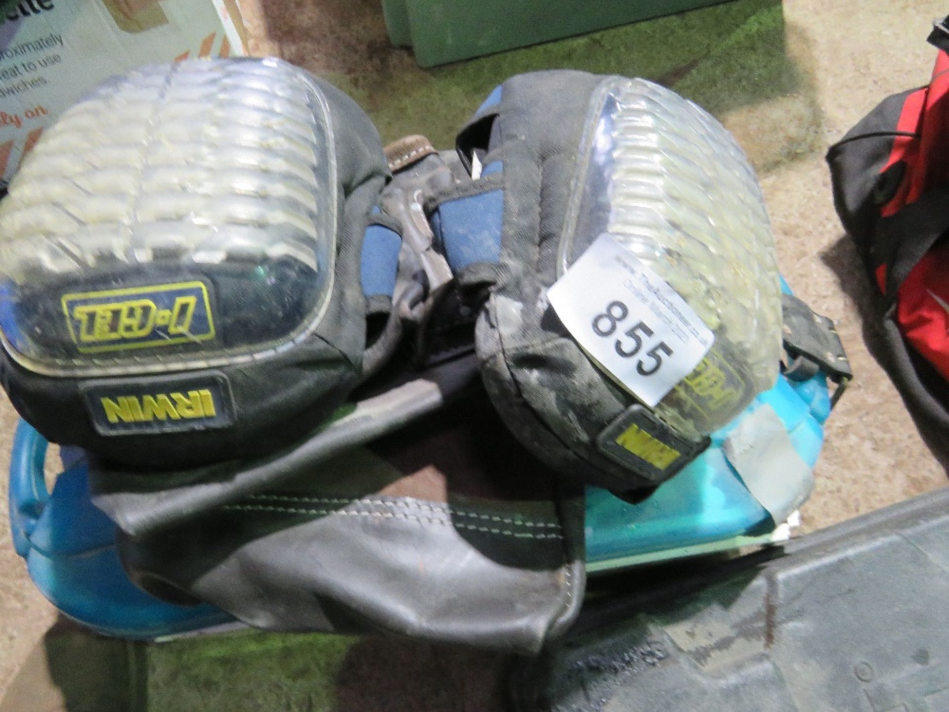 FIRST AIR BOX PLUS GEL KNEE PADS. DIRECT FROM RETIRING BUILDER. THIS LOT IS SOLD UNDER THE