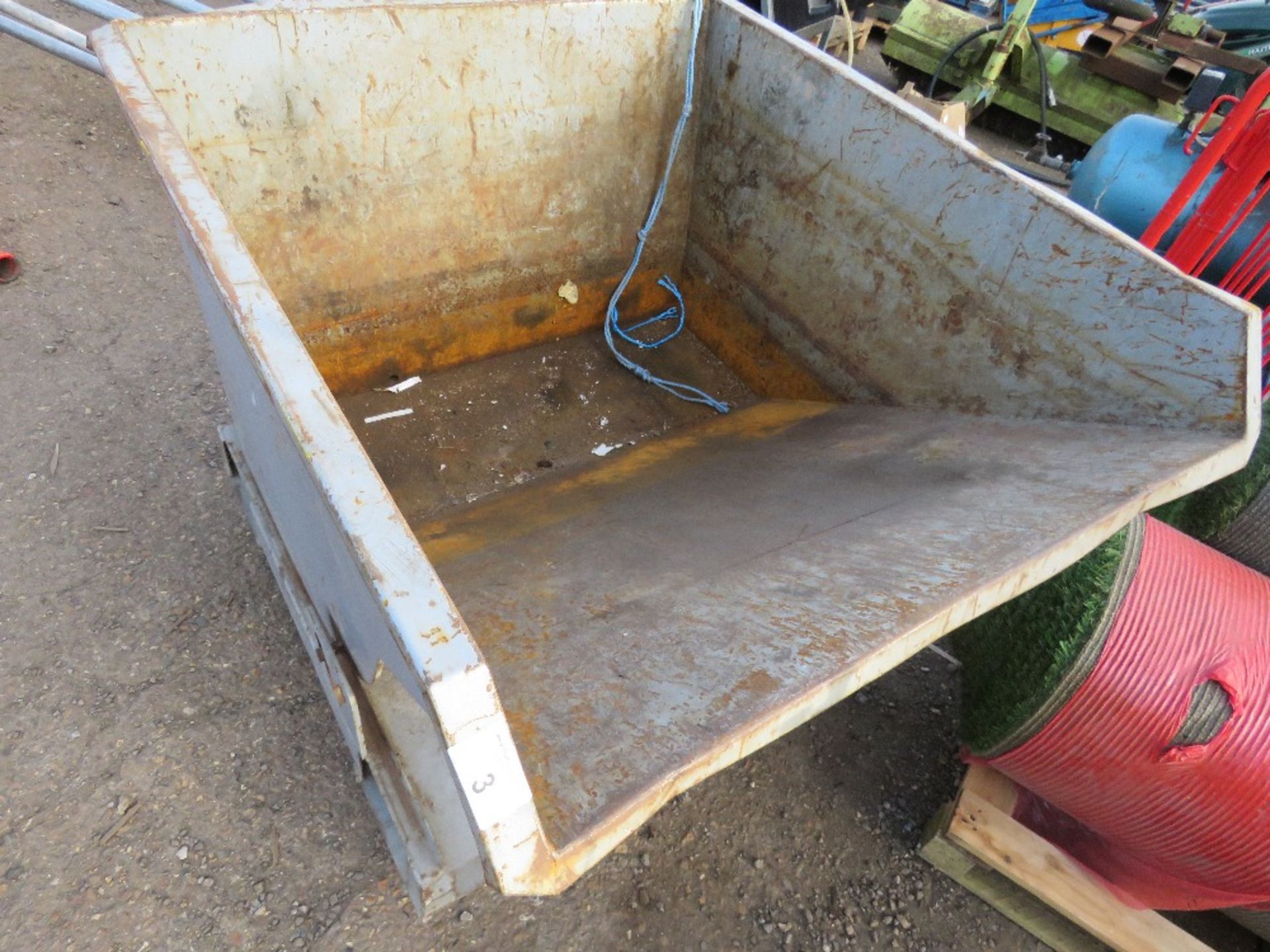 WHEELED FORKLIFT MOUNTED TIPPING SKIP. THIS LOT IS SOLD UNDER THE AUCTIONEERS MARGIN SCHEME, THER - Image 4 of 4