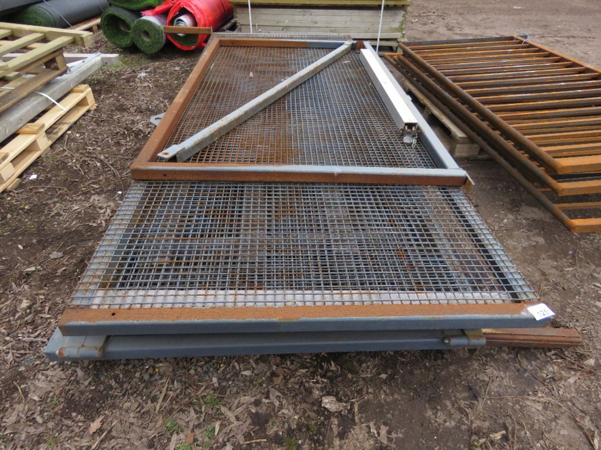 SET OF MESH CAGE SIDE EXTENSIONS FOR FORD TRANSIT TIPPER, 2.2M LENGTH, 1.23M HEIGHT APPROX. THIS - Image 3 of 4