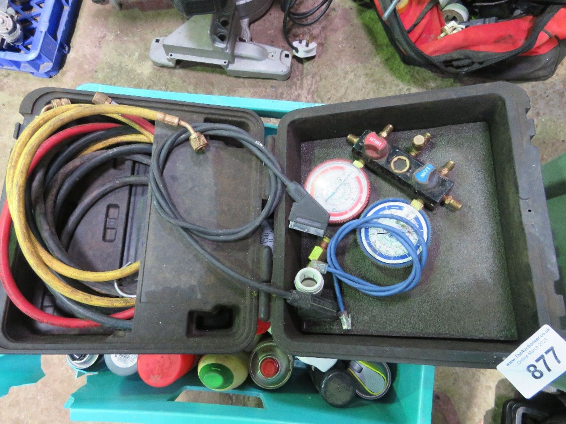 BOX OF AEROSOLS PLUS AIR CON REGAS HOSES. THIS LOT IS SOLD UNDER THE AUCTIONEERS MARGIN SCHEME, TH - Image 2 of 4
