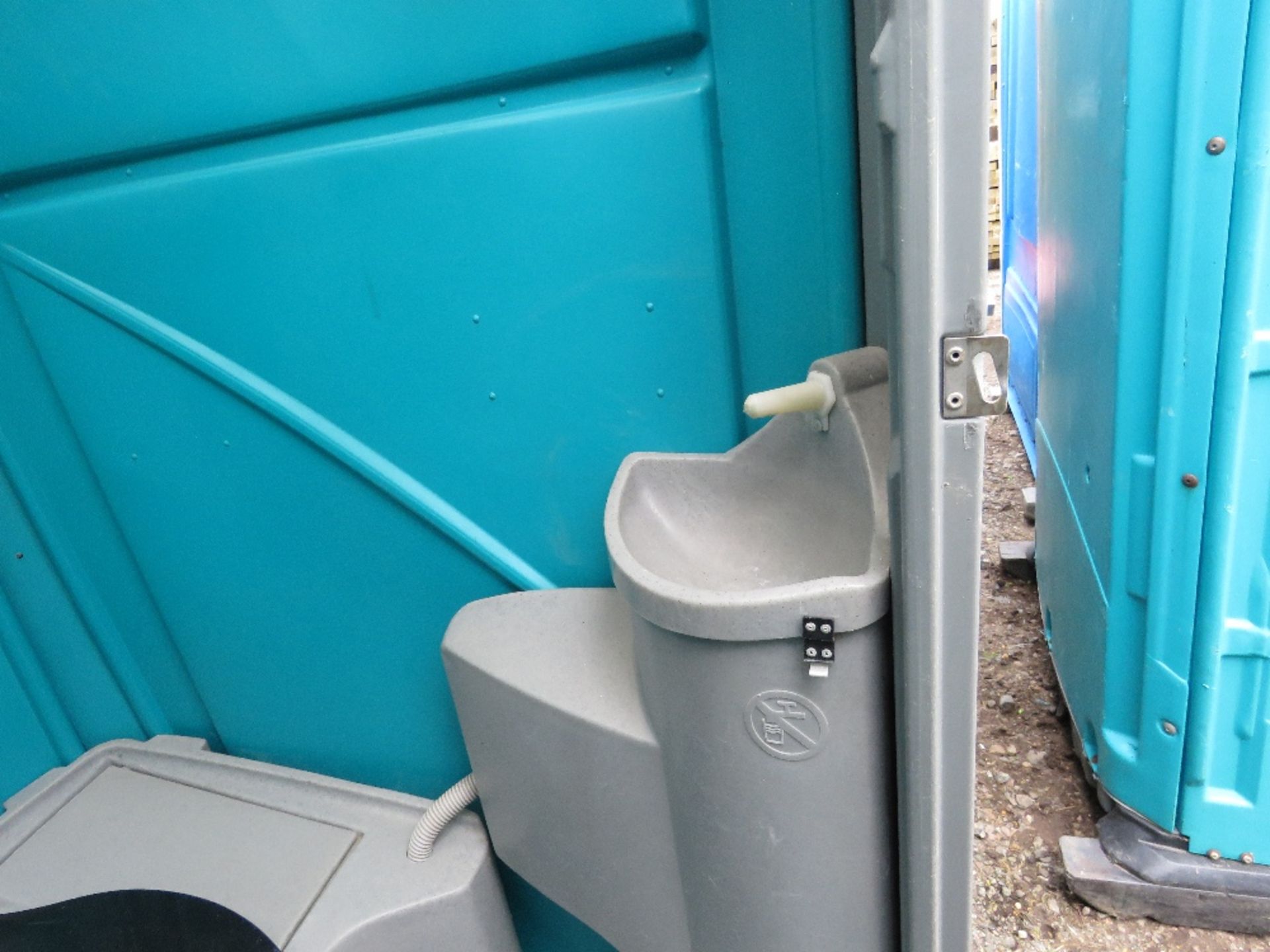 PORTABLE BUILDER'S / EVENTS TOILET. READY TO GO, EMPTIED AND FRESH BLUE ADDED. THIS LOT IS SOLD U - Image 5 of 5