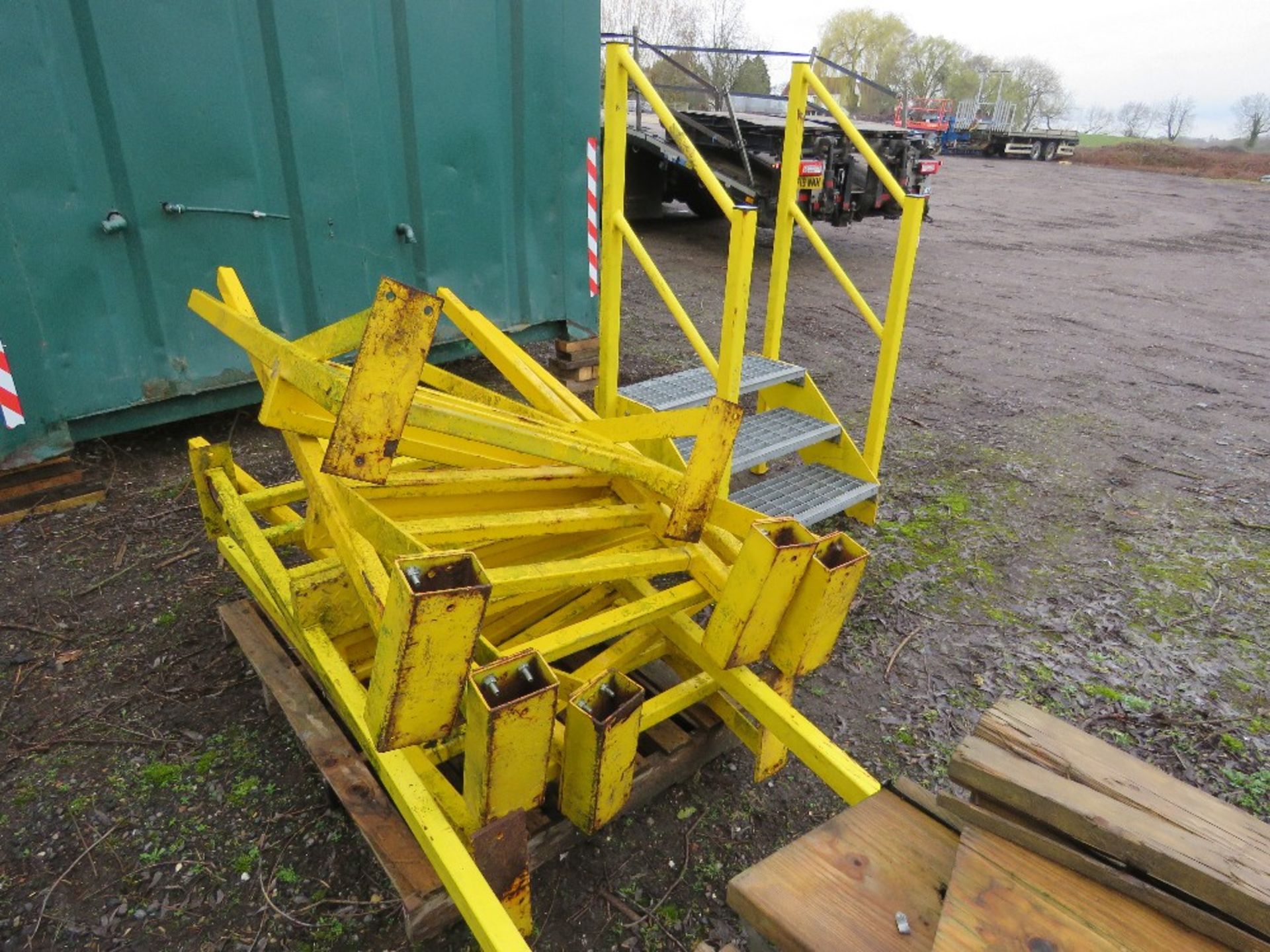 YELLOW STEP UNITS FOR PORTACABIN ETC. - Image 5 of 5