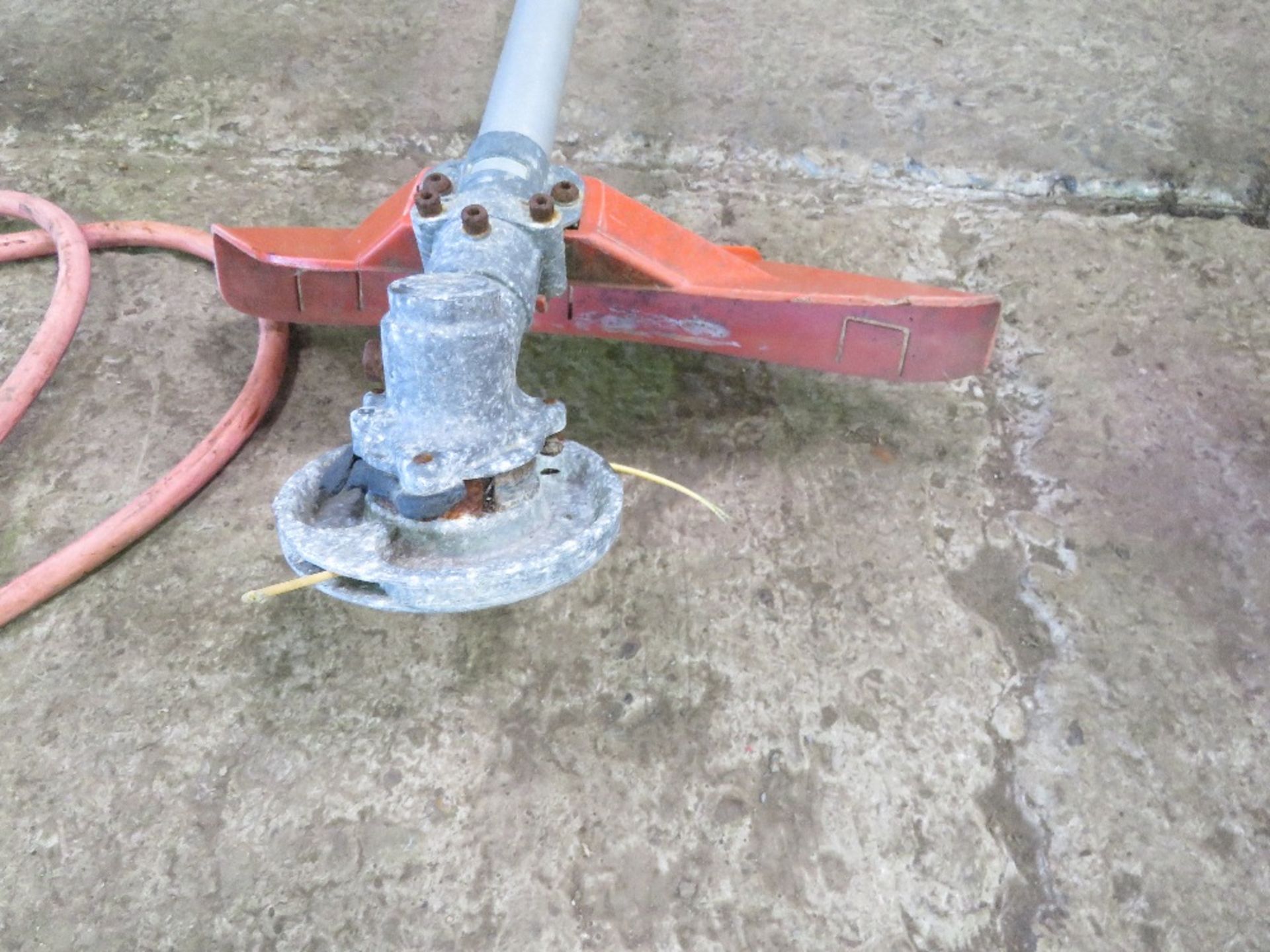 TANAKA PETROL ENGINED STRIMMER. THIS LOT IS SOLD UNDER THE AUCTIONEERS MARGIN SCHEME, THEREFORE N - Image 3 of 6