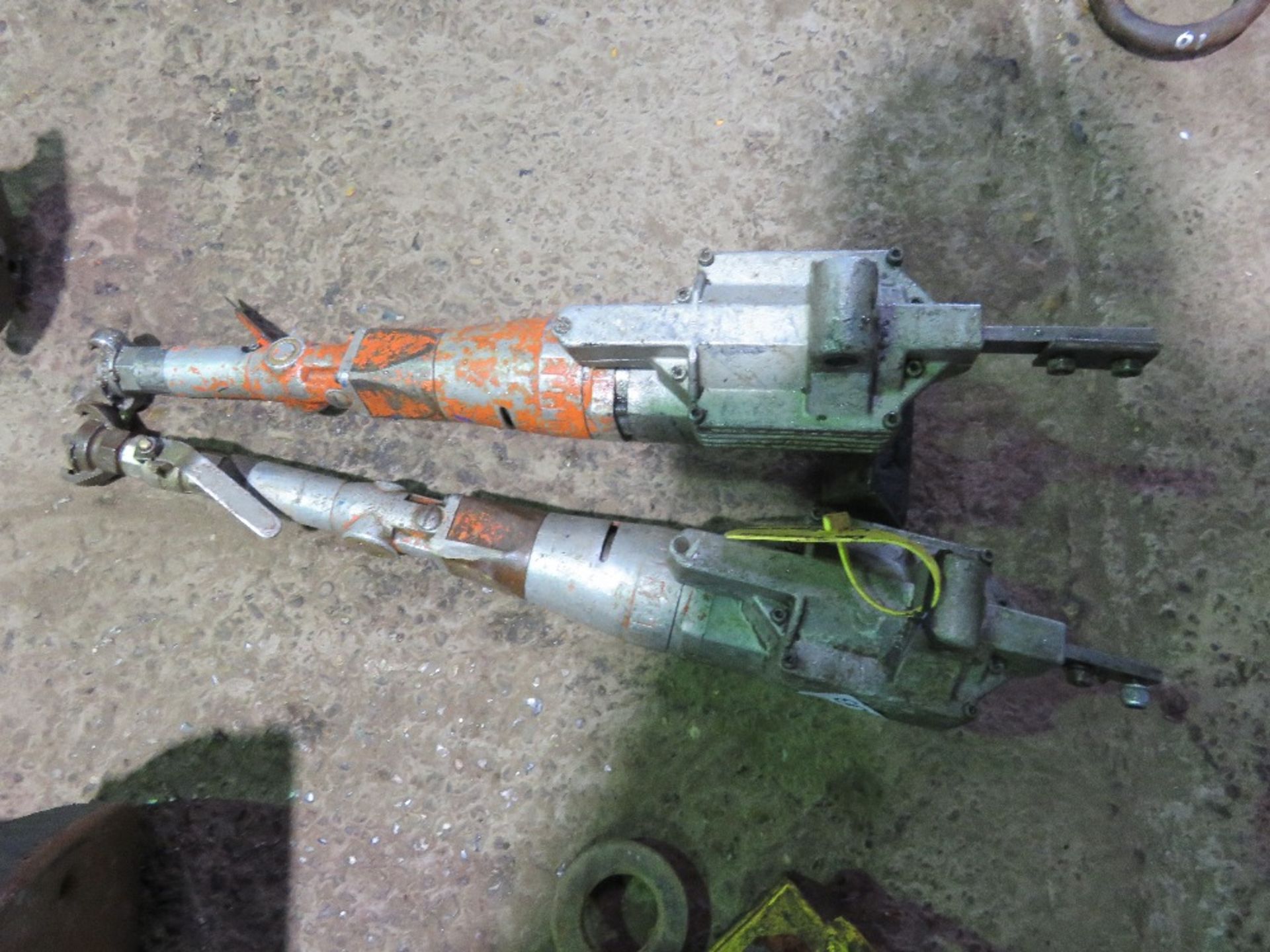 2 X AIR POWERED SAWS. THIS LOT IS SOLD UNDER THE AUCTIONEERS MARGIN SCHEME, THEREFORE NO VAT WILL - Image 2 of 4