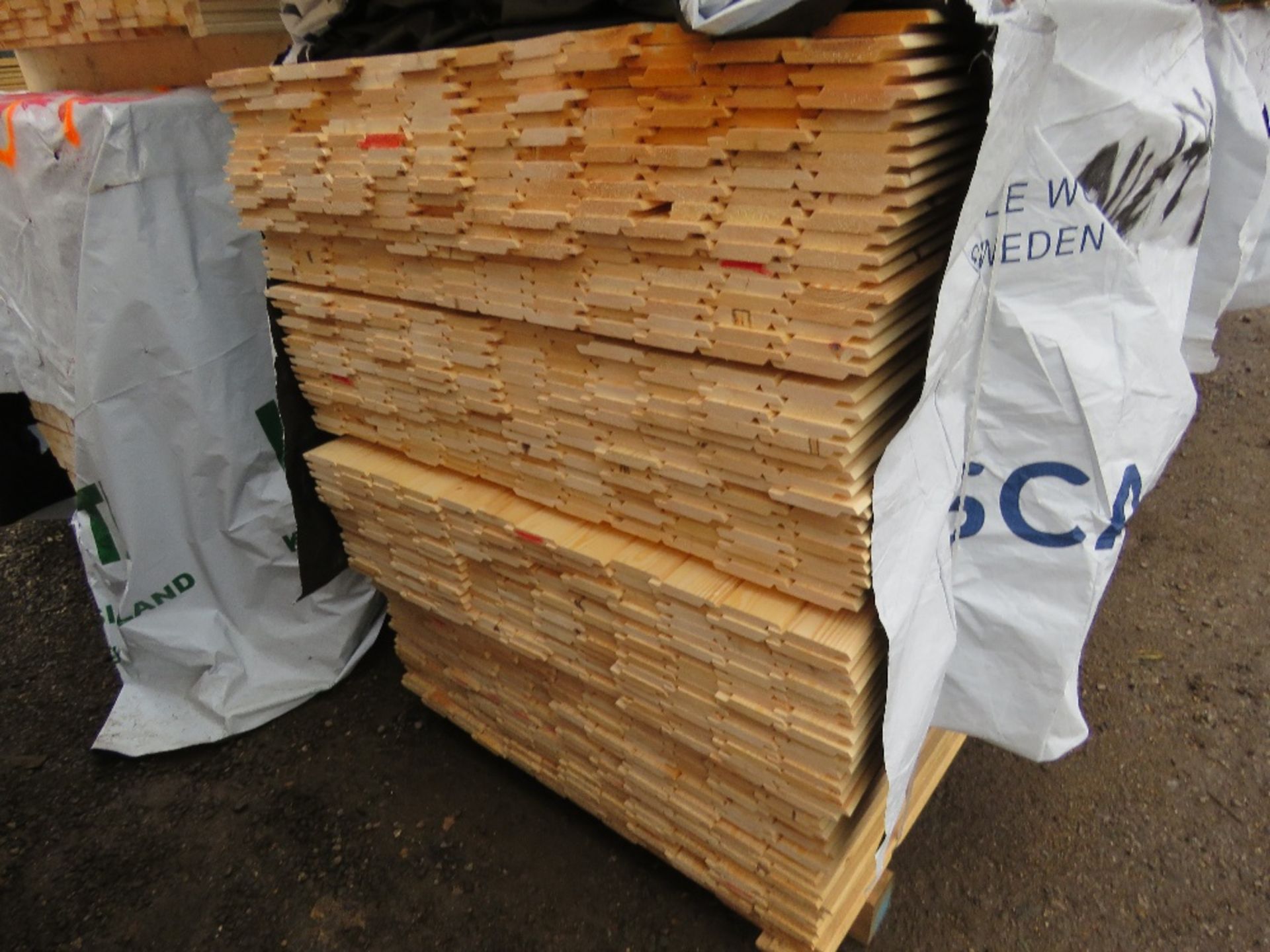EXTRA LARGE PACK OF UNTREATED SHIPLAP TIMBER FENCE CLADDING BOARDS: 100MM WIDTH @ 1.73M LENGTH APPRO - Image 2 of 3