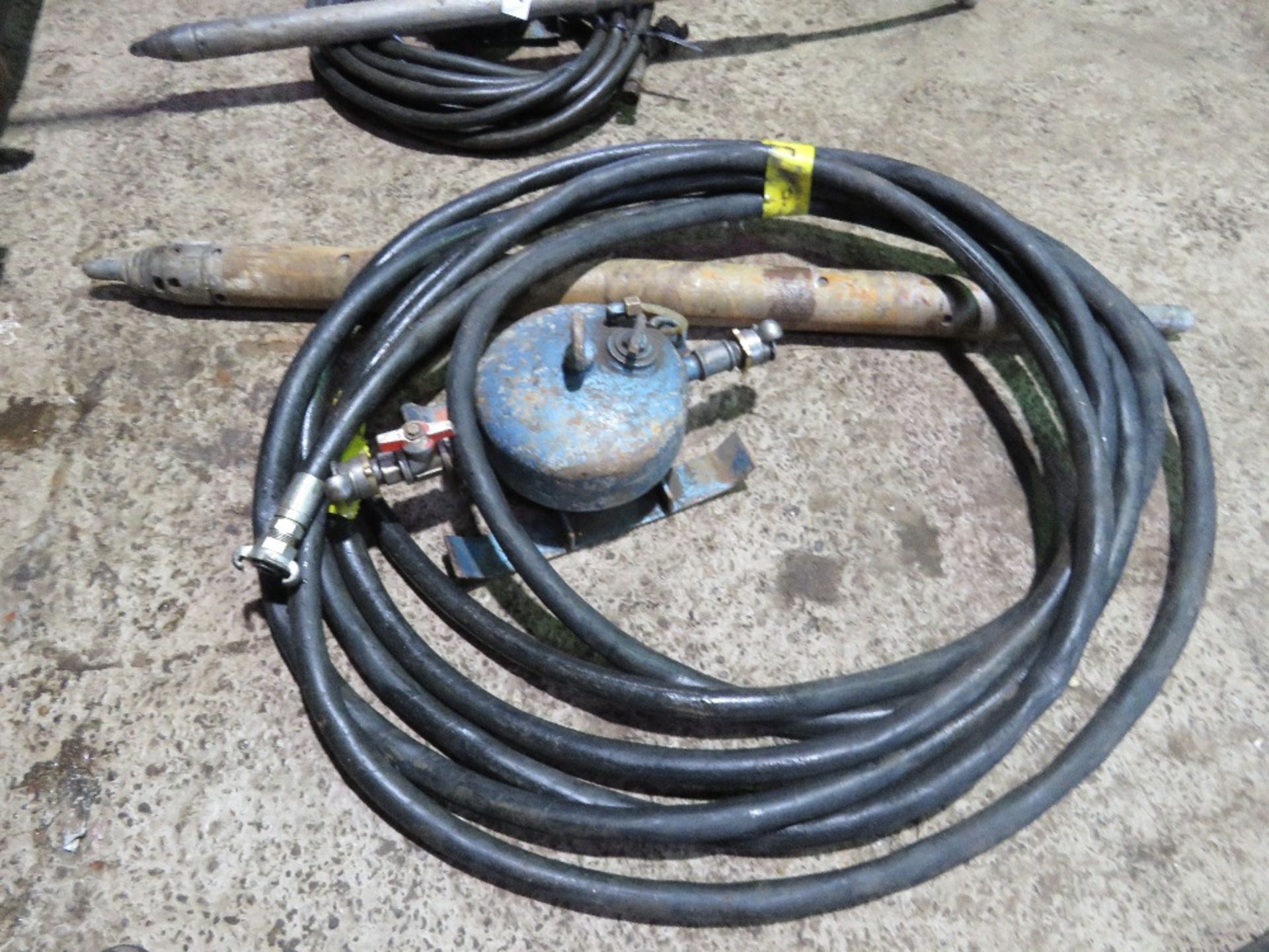 AIR POWERED PNEUMATIC 75MM PERCUSSION MOLE WITH HOSE AND OILER. THIS LOT IS SOLD UNDER THE AUCTIO
