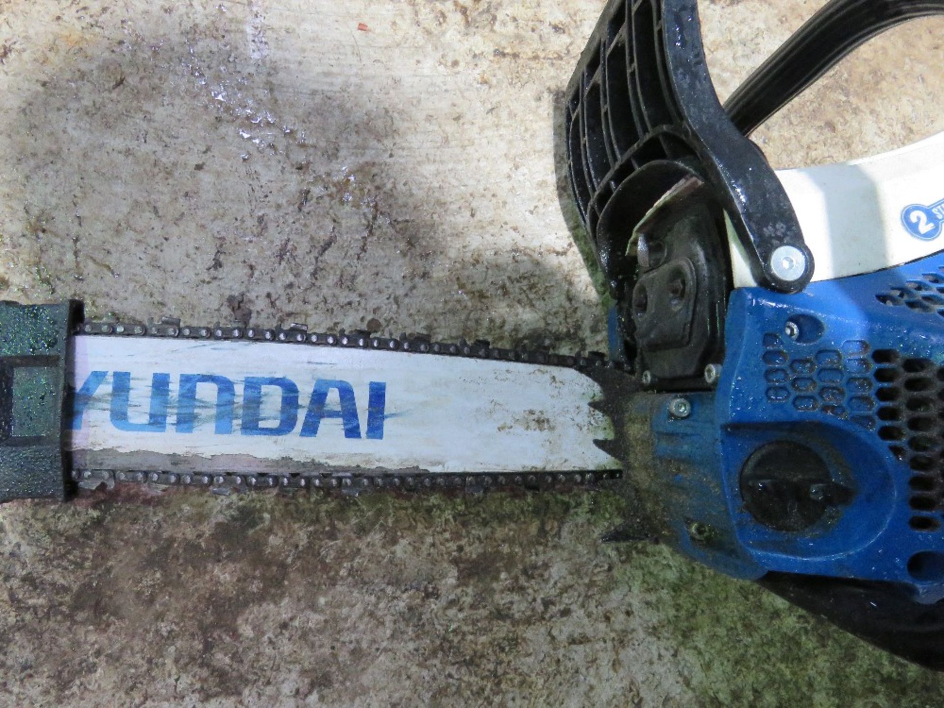 HYUNDAI PETROL ENGINED CHAINSAW. THIS LOT IS SOLD UNDER THE AUCTIONEERS MARGIN SCHEME, THEREFORE - Image 3 of 4