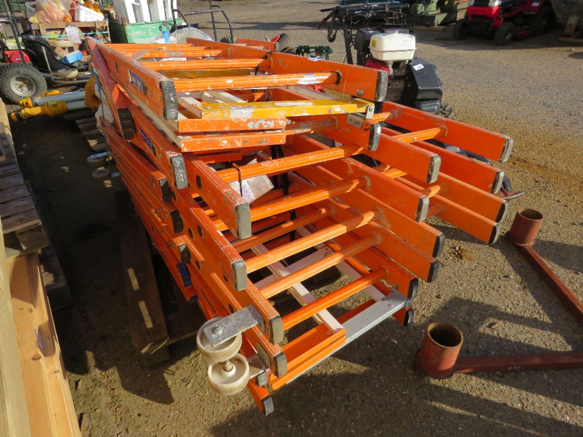 4 X CLOW GRP PODIUM FRAMES, APPEAR LITTLE USED. REQUIRE PLATFORMS. THIS LOT IS SOLD UNDER THE AUC - Image 2 of 4