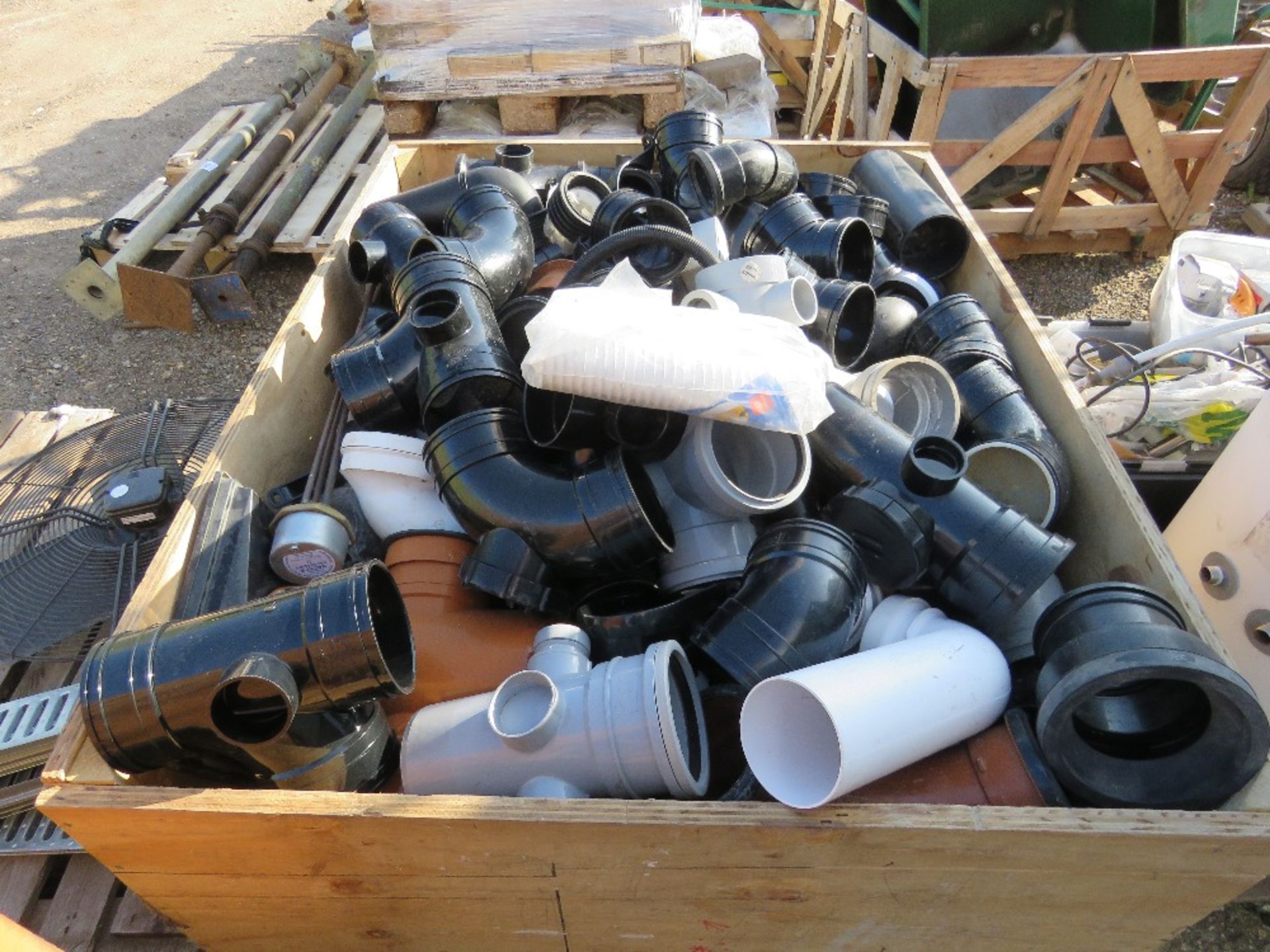 LARGE STILLAGE OF ASSORTED DRAINAGE PIPE FITTINGS. THIS LOT IS SOLD UNDER THE AUCTIONEERS MARGIN - Image 3 of 3