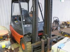 LINDE E25-02 BATTERY FORKLIFT WITH CHARGER. 10851 REC HOURS, YEAR 2000 BUILD. THIS LOT IS SOLD U