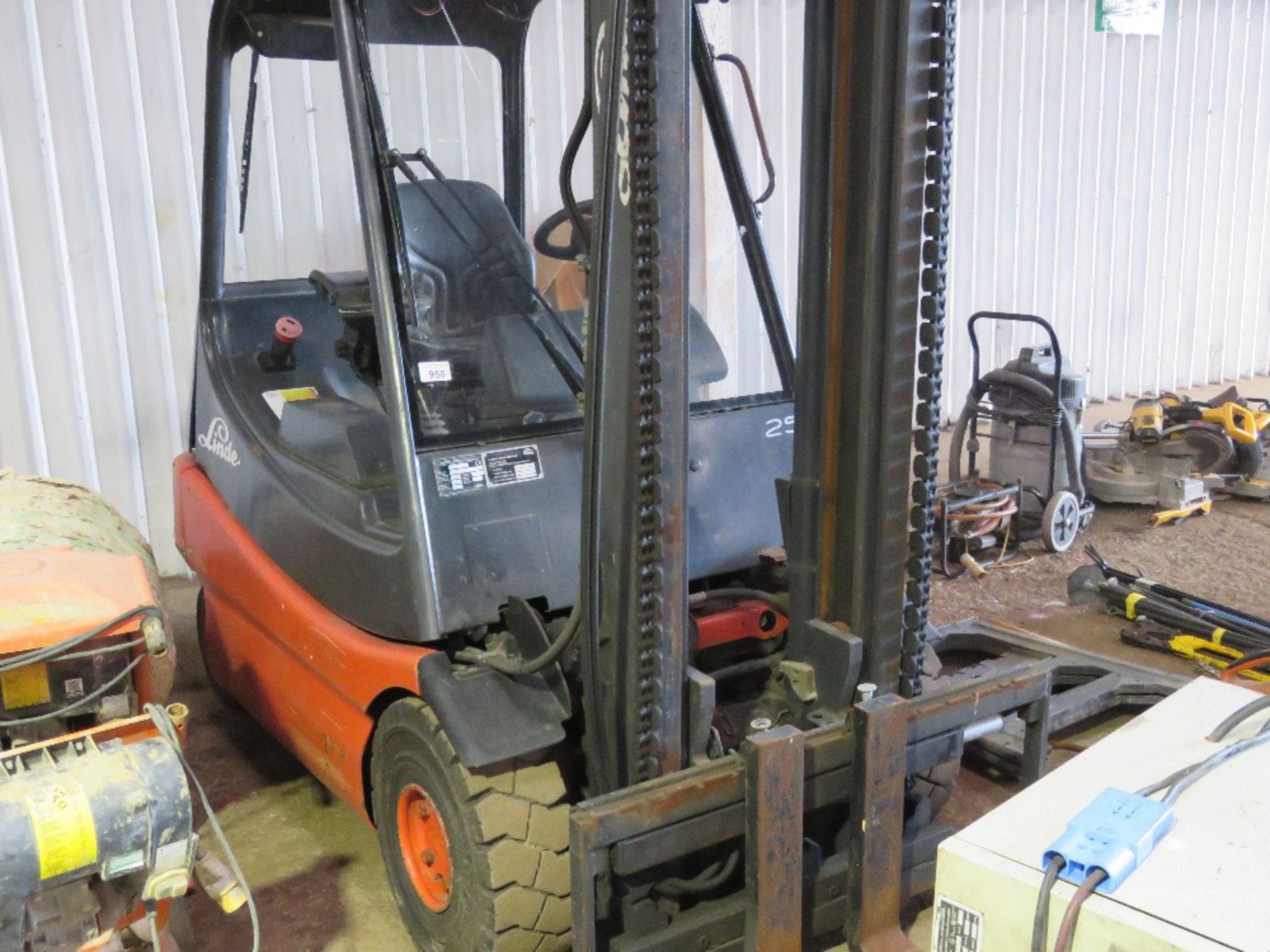 LINDE E25-02 BATTERY FORKLIFT WITH CHARGER. 10851 REC HOURS, YEAR 2000 BUILD. THIS LOT IS SOLD U