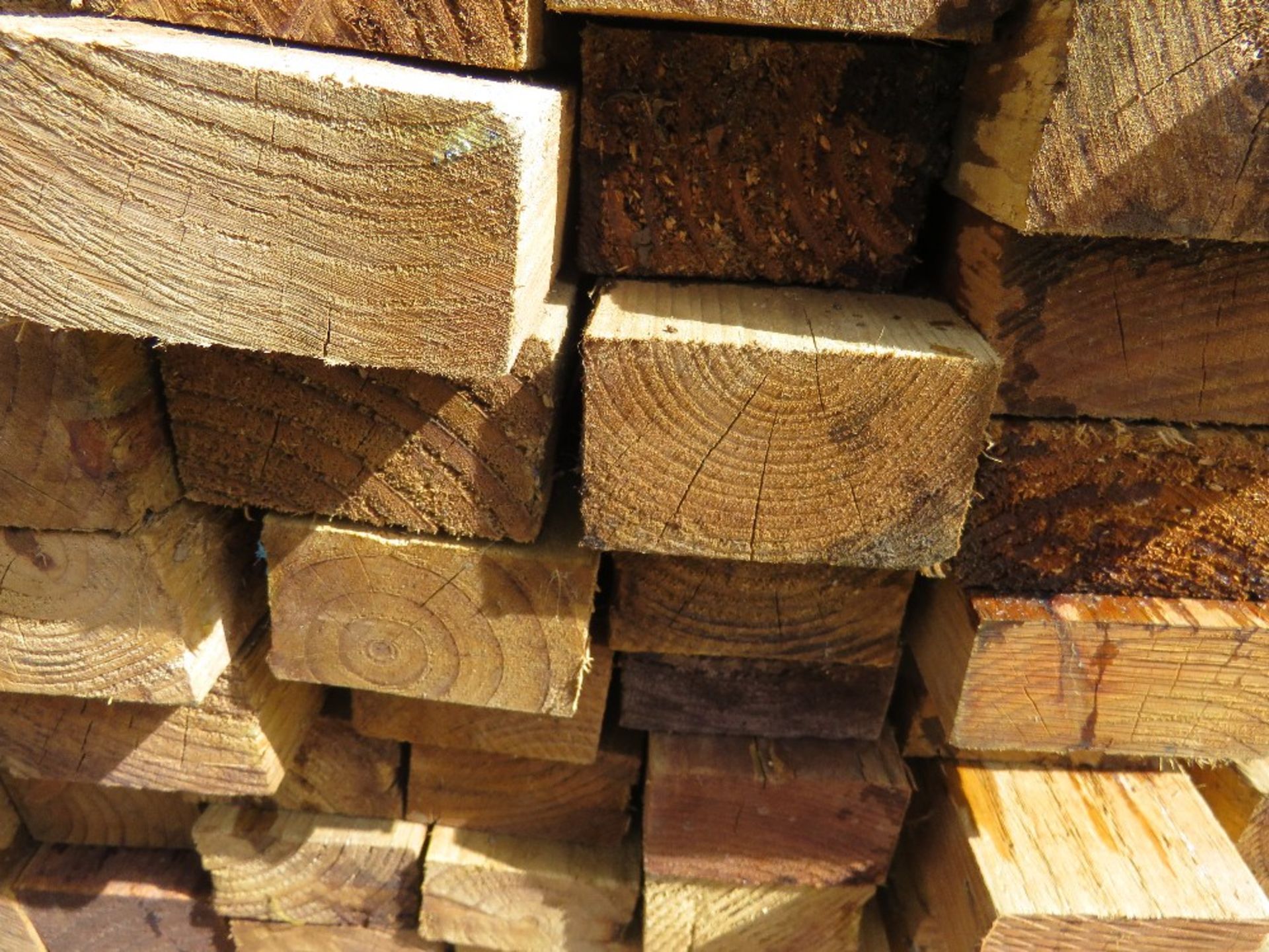 PALLET CONTAINING WOODEN POSTS: 70MM X45MM @ 1.18M LENGTH APPROX, 110NO IN TOTAL APPROX. THIS LOT - Image 3 of 4