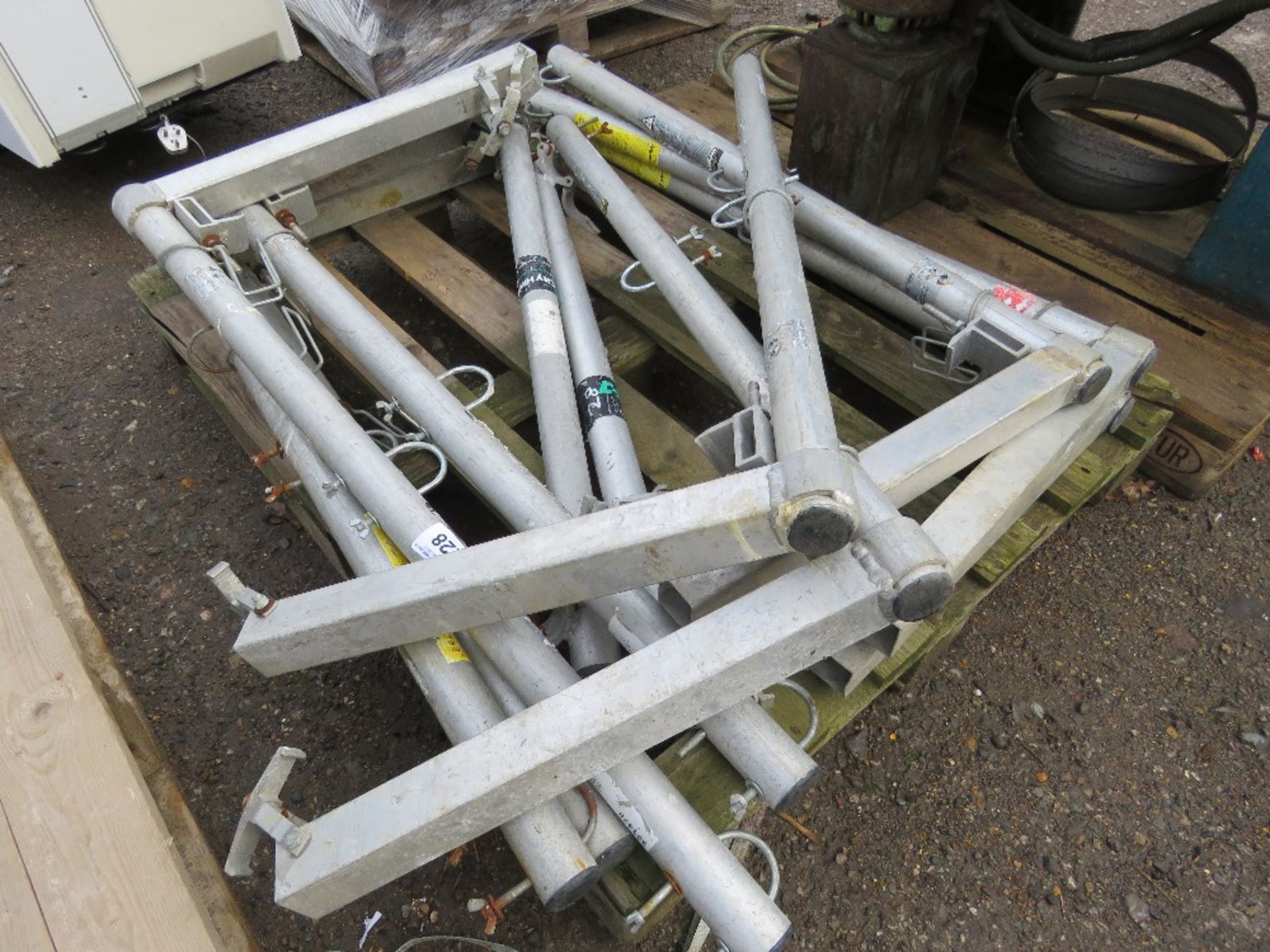 9 X RIGHT ANGLE SAFETY ROOF FENCE UNITS PLUS 2 X POLES. SOURCED FROM COMPANY LIQUIDATION. THIS LOT - Image 2 of 3