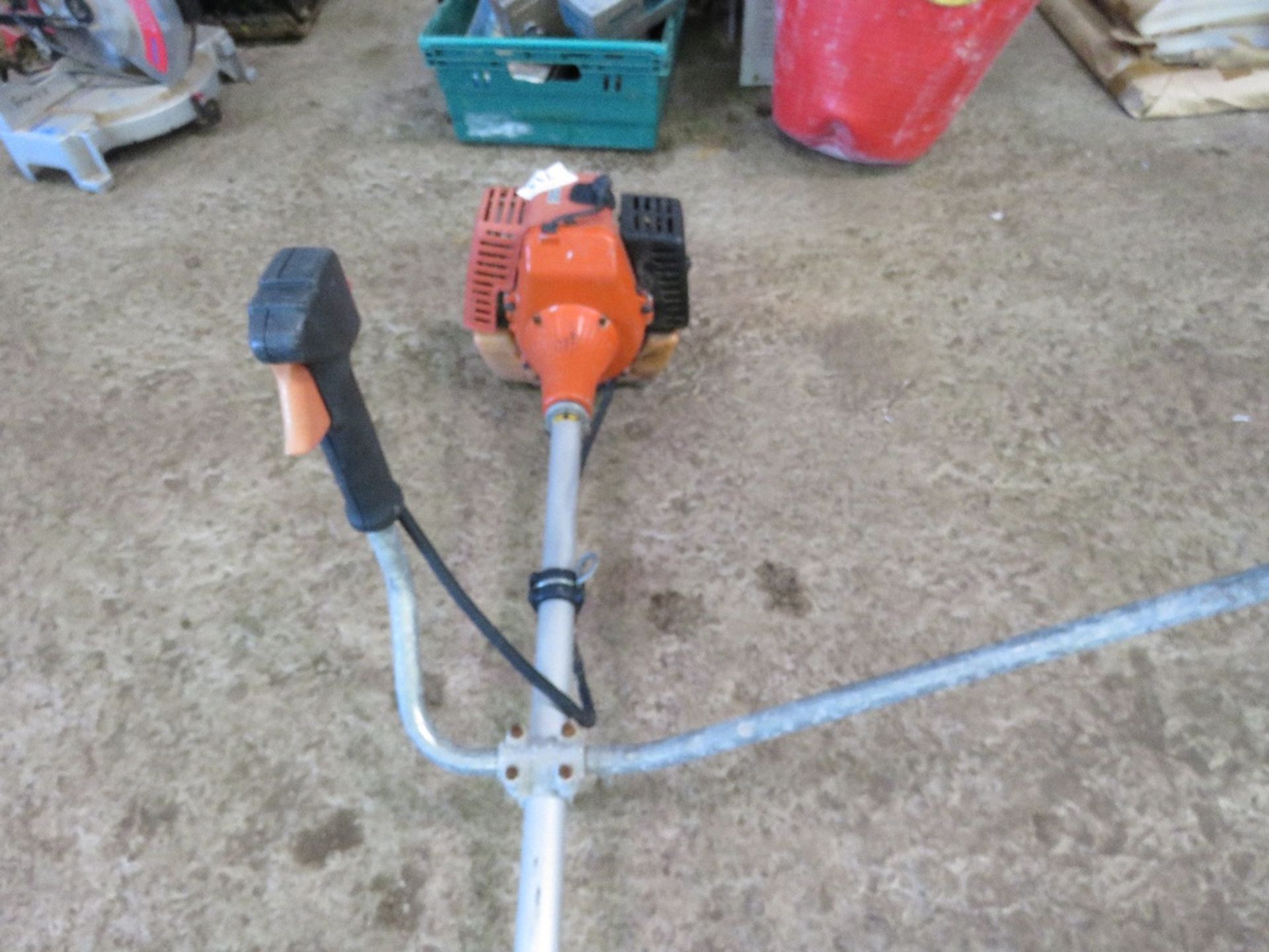 TANAKA PETROL ENGINED STRIMMER. THIS LOT IS SOLD UNDER THE AUCTIONEERS MARGIN SCHEME, THEREFORE N - Image 4 of 6