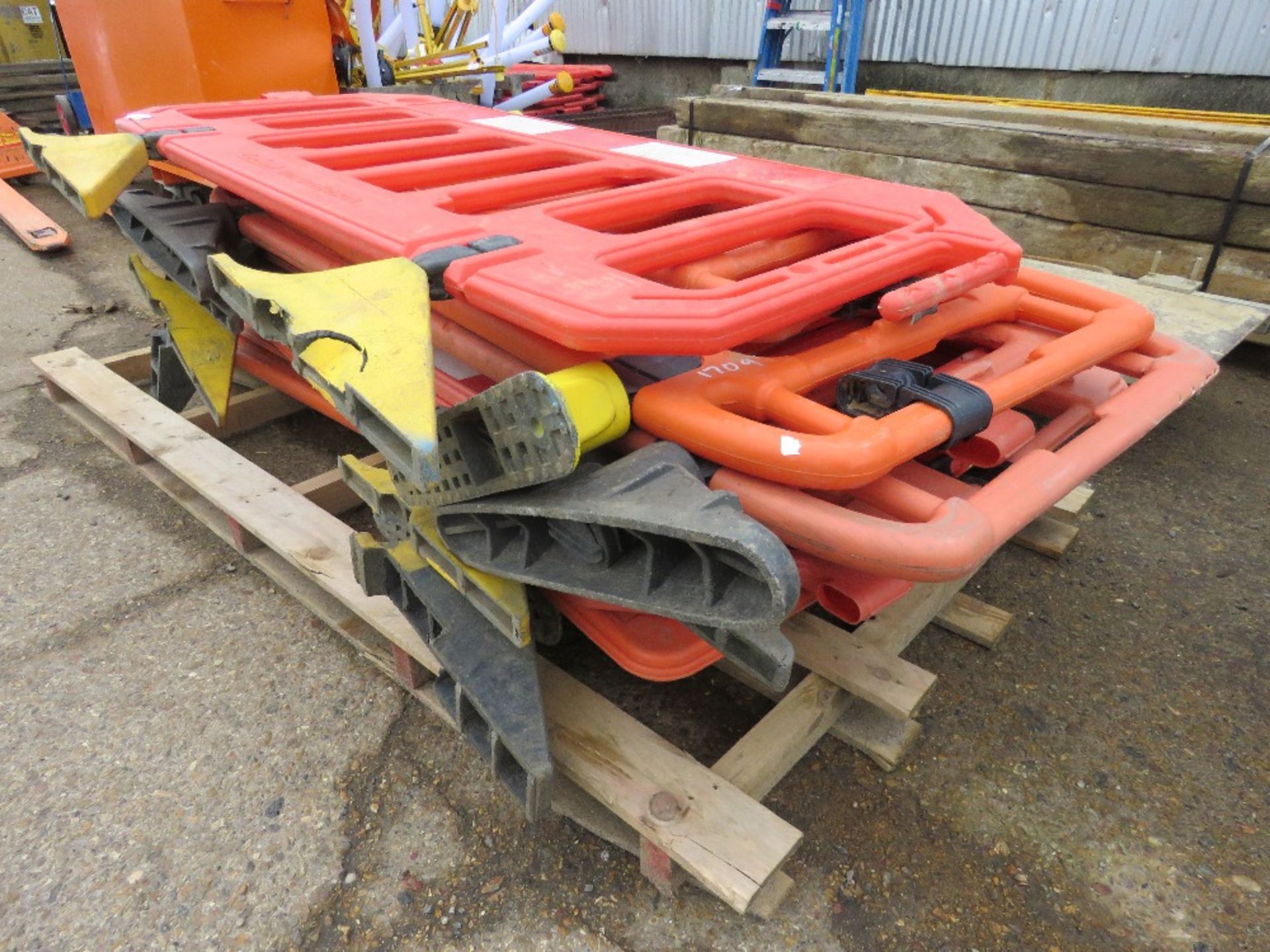 12NO CHAPTER 8 PLASTIC ROAD BARRIERS. THIS LOT IS SOLD UNDER THE AUCTIONEERS MARGIN SCHEME, THERE - Image 3 of 4