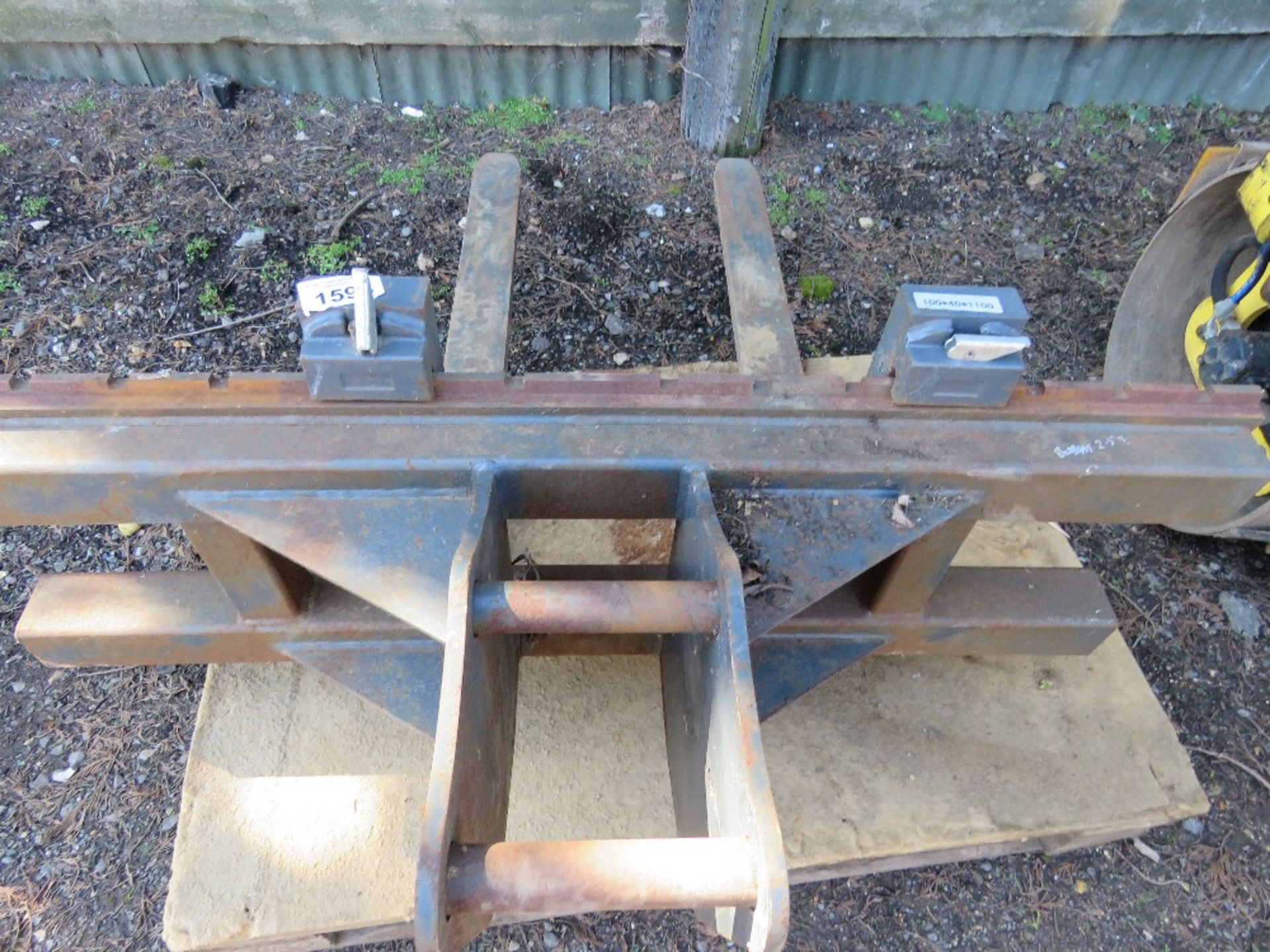 SET OF ADJUSTABLE EXCAVATOR MOUNTED PALLET FORKS. PREVIOUSLY USED ON 2.5TONNE BOBCAT MINI EXCAVATOR: - Image 5 of 5