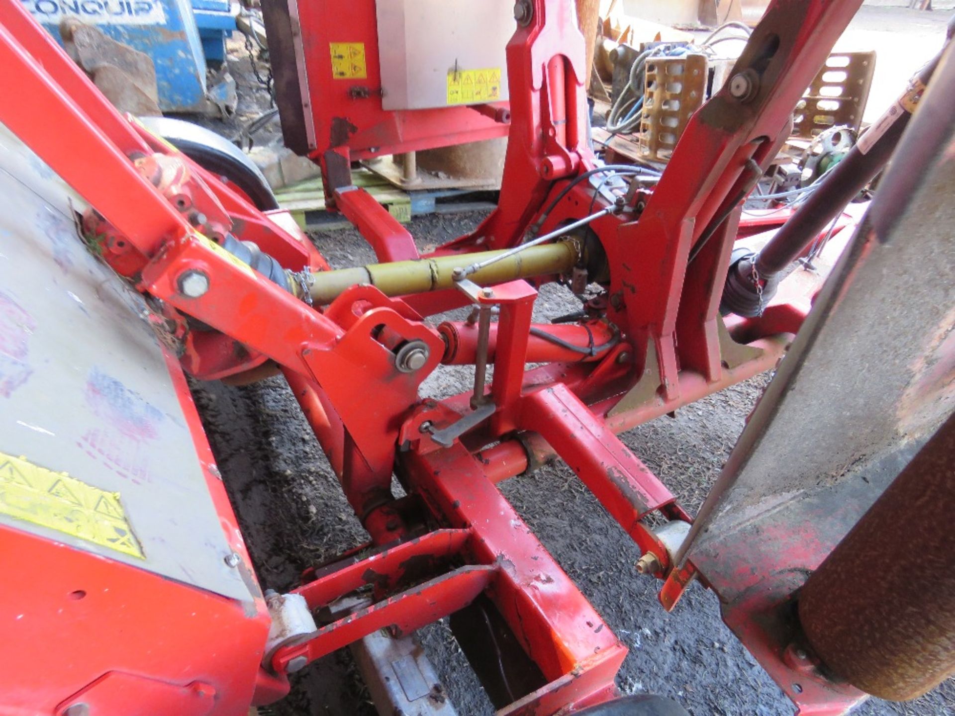 TRIMAX 728-610-400 BATWING TYPE ROLLER MOWER, YEAR 2017. PEGASUS S3 HEADS. NB: REQUIRES REPAIR TO CH - Image 7 of 9