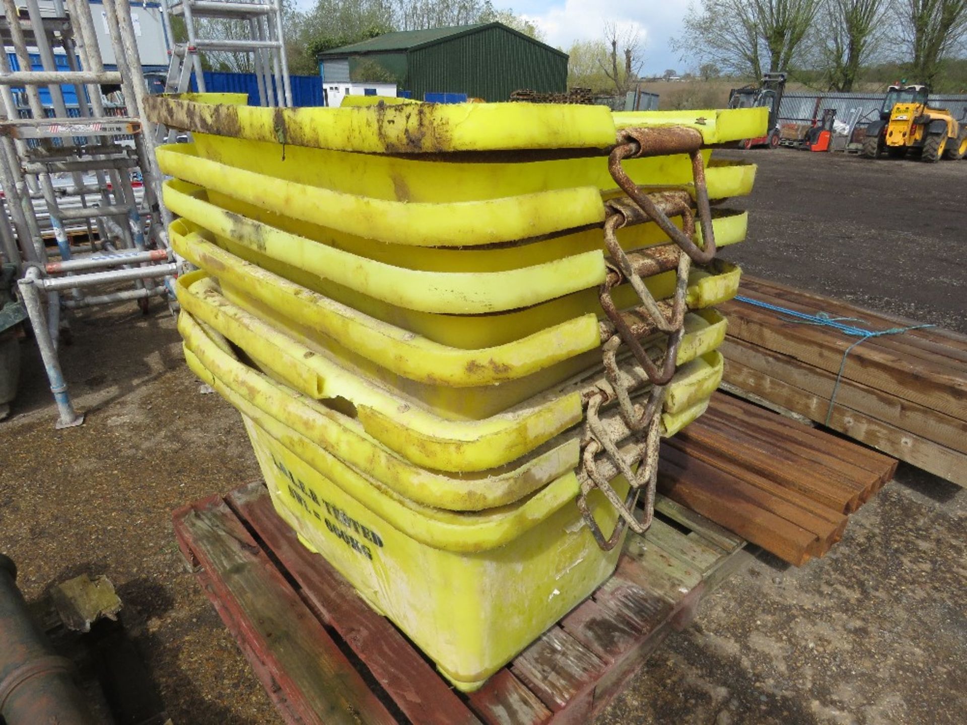 7NO PLASTIC MUCK SKIPS. THIS LOT IS SOLD UNDER THE AUCTIONEERS MARGIN SCHEME, THEREFORE NO VAT WI - Image 2 of 4