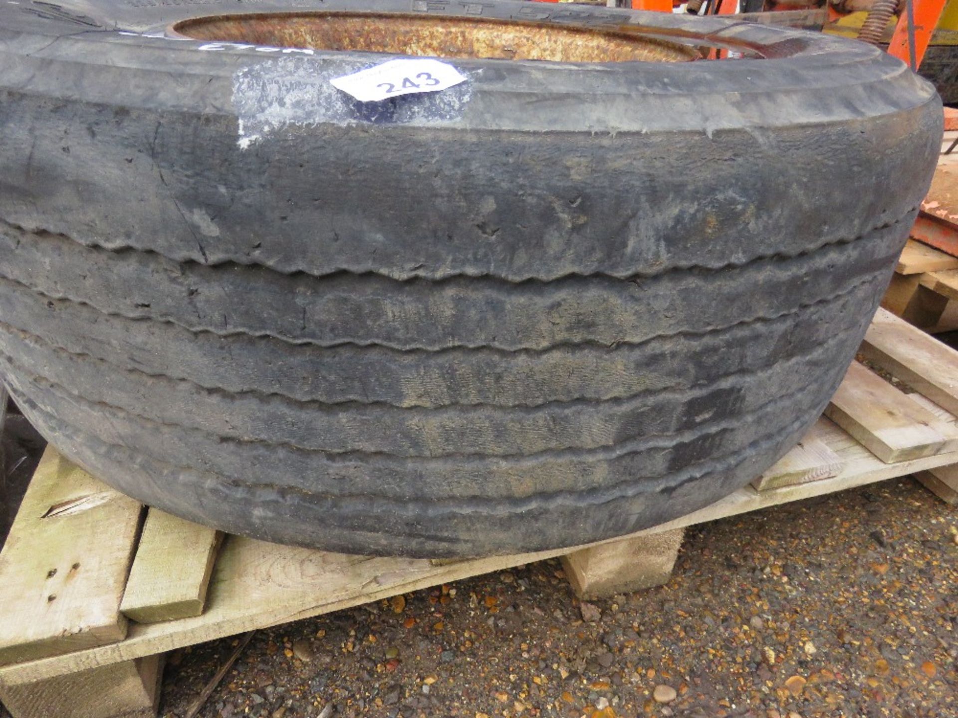 LORRY WHEEL AND TYRE 385/65-R22.5. THIS LOT IS SOLD UNDER THE AUCTIONEERS MARGIN SCHEME, THEREFO - Image 2 of 4