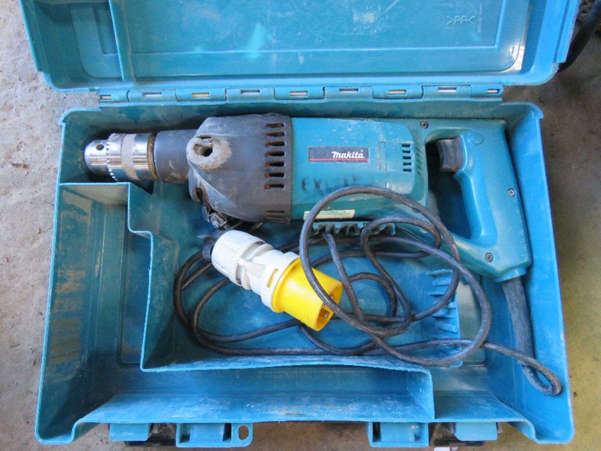 MAKITA 110VOLT POWERED CORE DRILL. THIS LOT IS SOLD UNDER THE AUCTIONEERS MARGIN SCHEME, THEREFOR