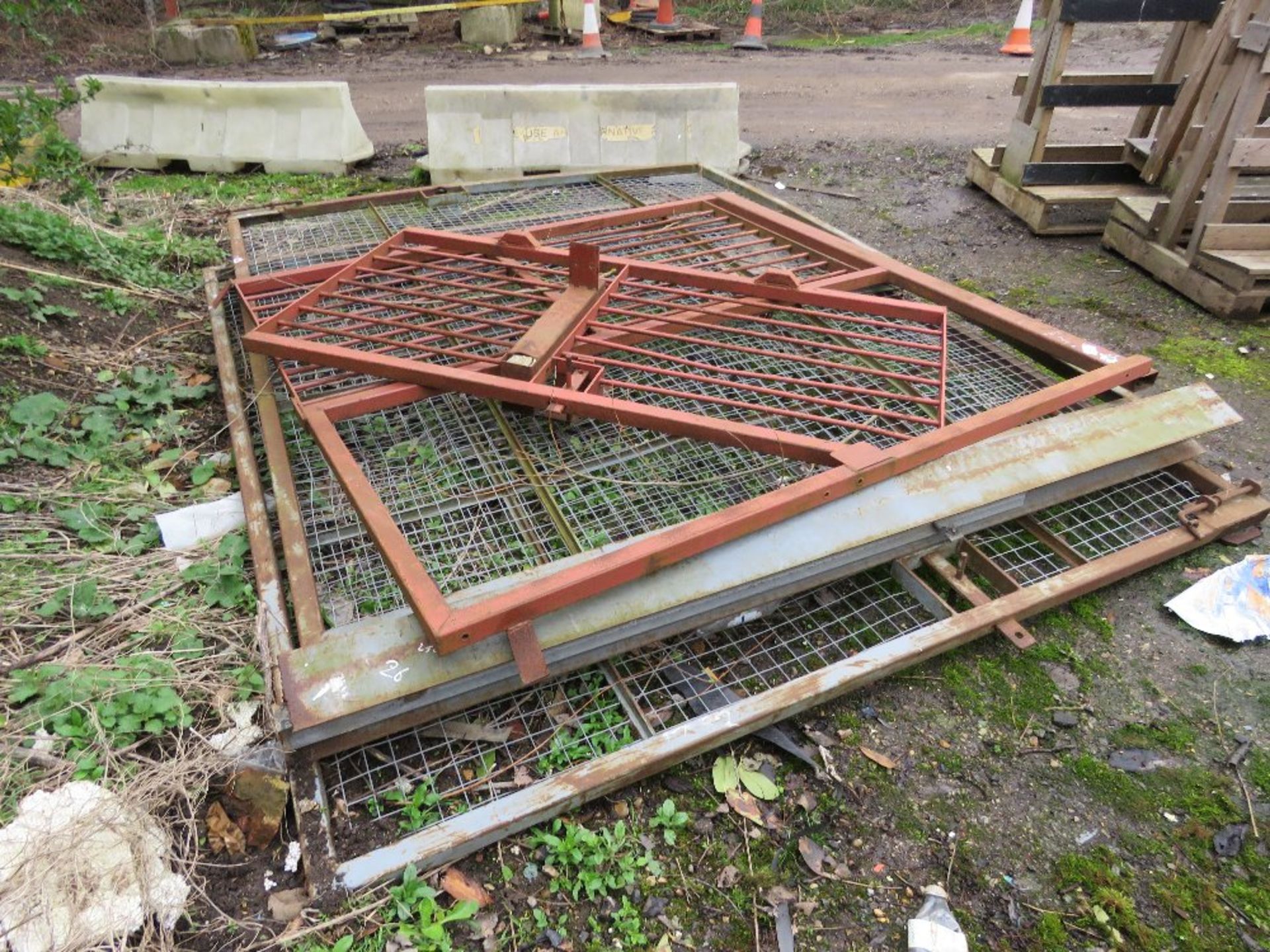 PAIR OF MESH COVERED SITE GATES, 2.5M HEIGHT X 2.9M WIDTH EACH APPROX PLUS ANOTHER SMALL GATE AND FR - Image 6 of 7