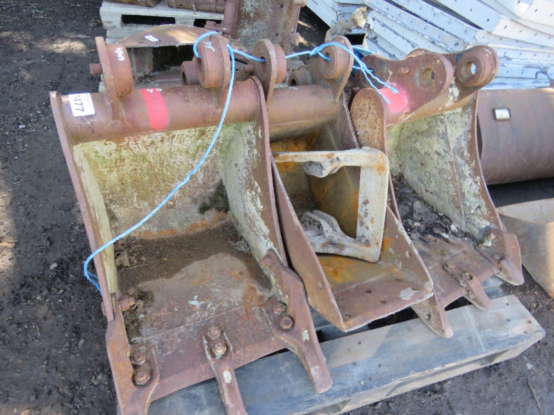 3NO EXCAVATOR BUCKETS: 18", 18", 11" ON 40MM PINS APPROX.