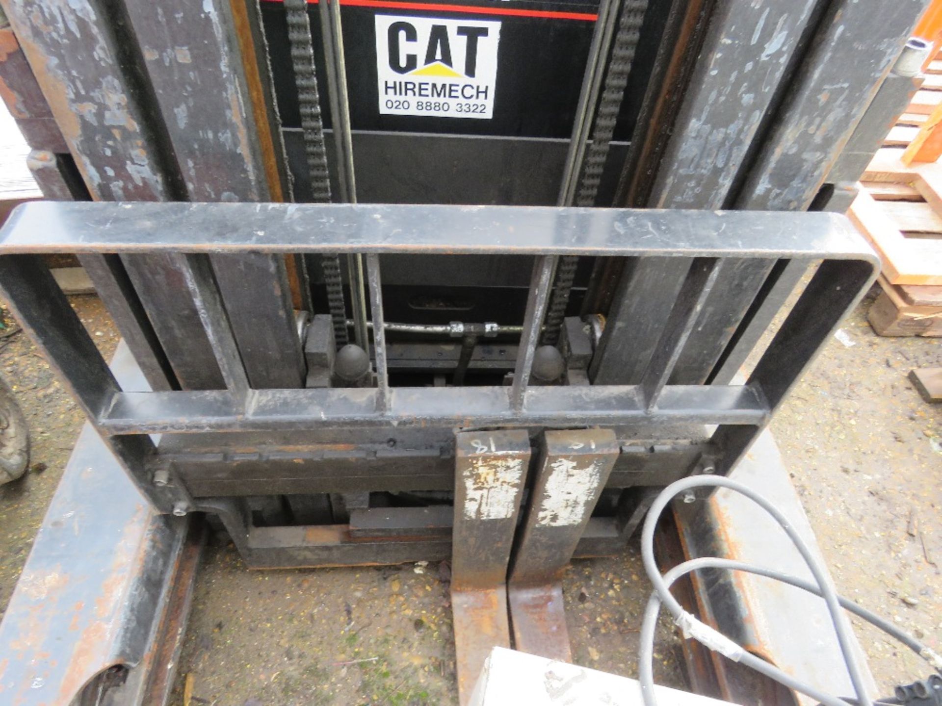 CAT BATTERY POWERED REACH TRUCK WITH CHARGER, DIRECT FROM COMPANY LIQUIDATION. SEEN TO LIFT AND LOW - Image 5 of 9