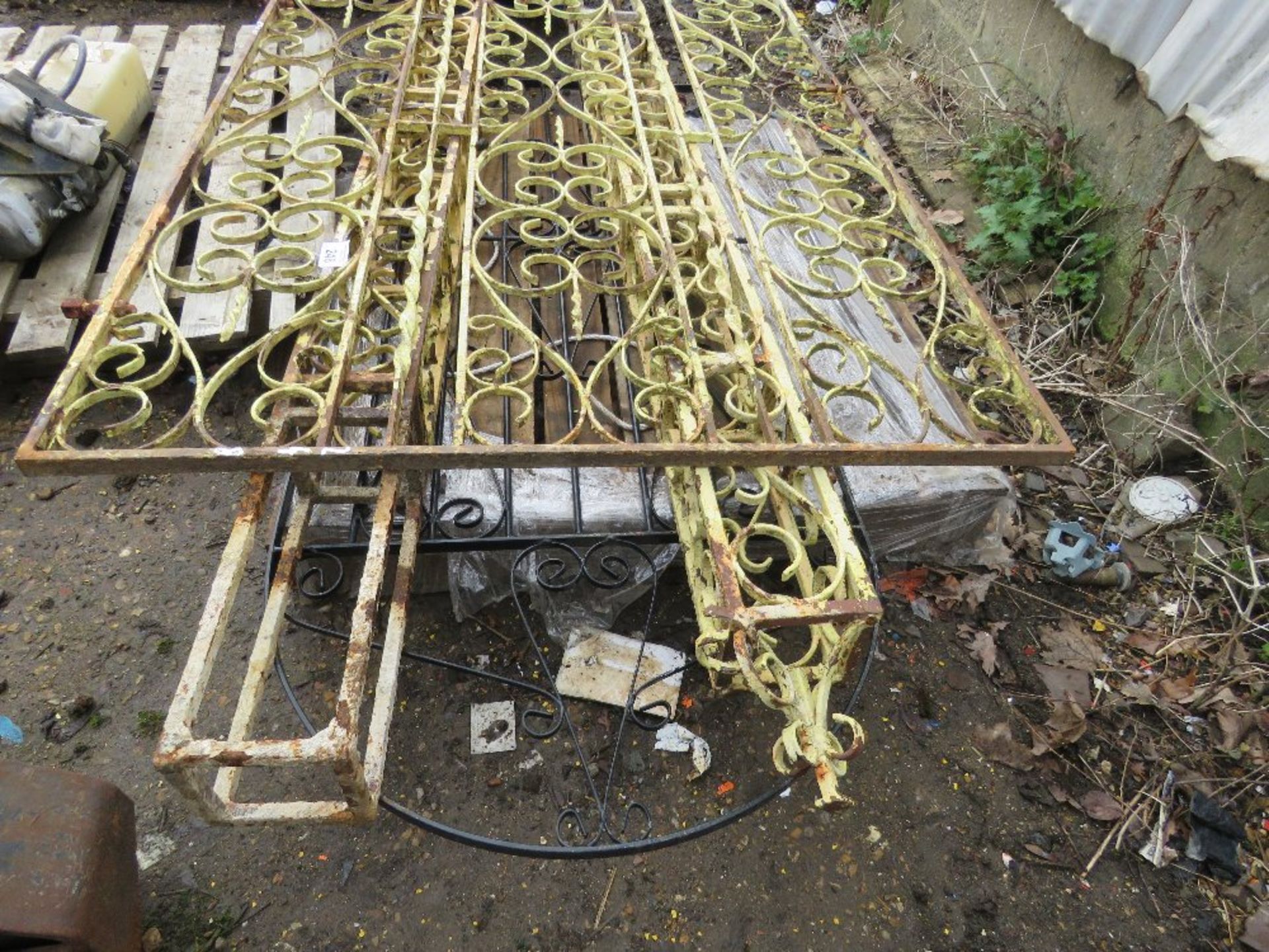 2 X METAL GARDEN GATES PLUS DECORATIVE POSTS. THIS LOT IS SOLD UNDER THE AUCTIONEERS MARGIN SCHEM - Image 2 of 5