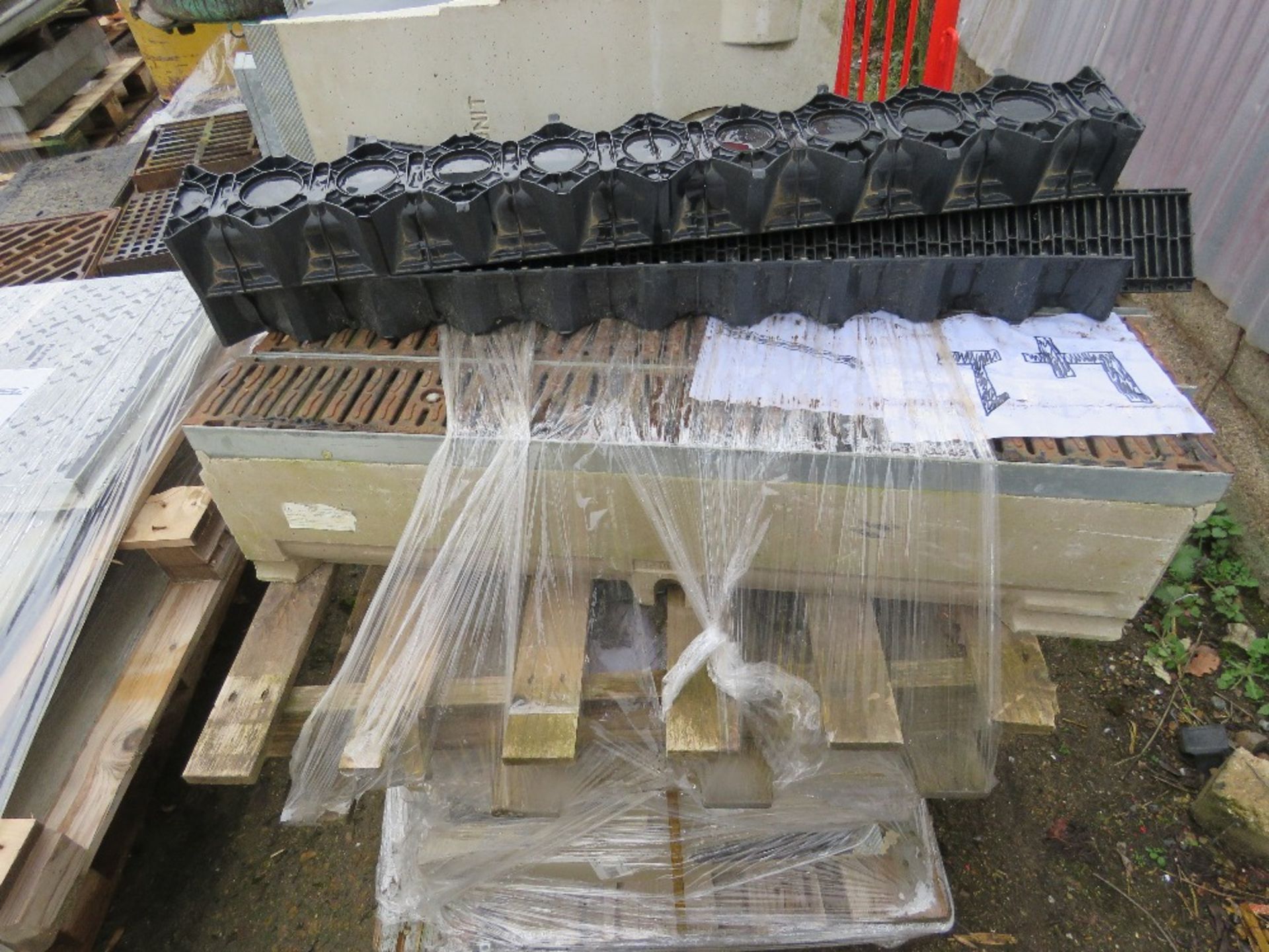 PALLET CONTAINING 4 X ACCO 900MM SUMP UNITS PLUS OTHER GULLEYS ETC - Image 4 of 8