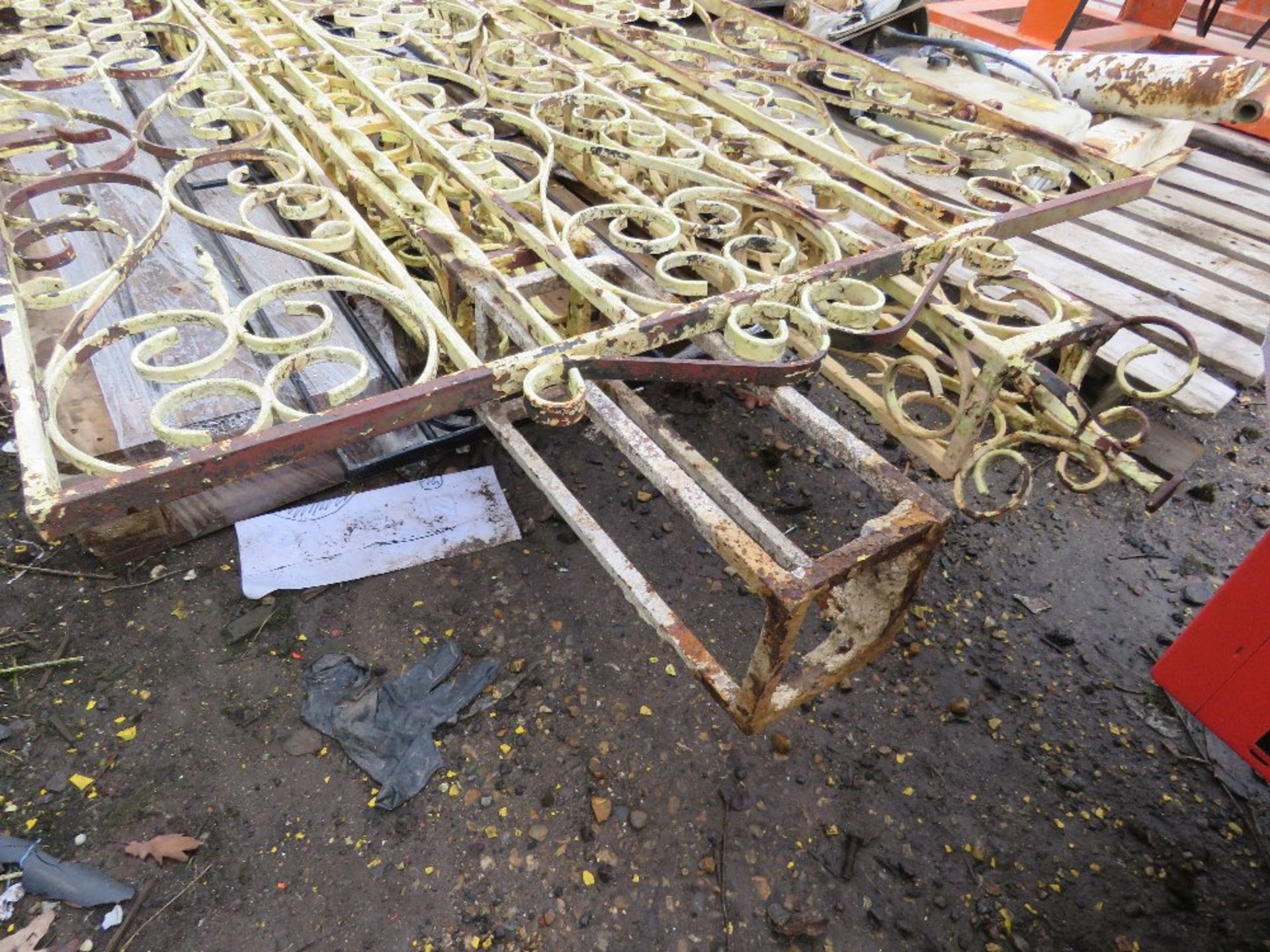 2 X METAL GARDEN GATES PLUS DECORATIVE POSTS. THIS LOT IS SOLD UNDER THE AUCTIONEERS MARGIN SCHEM - Image 4 of 5