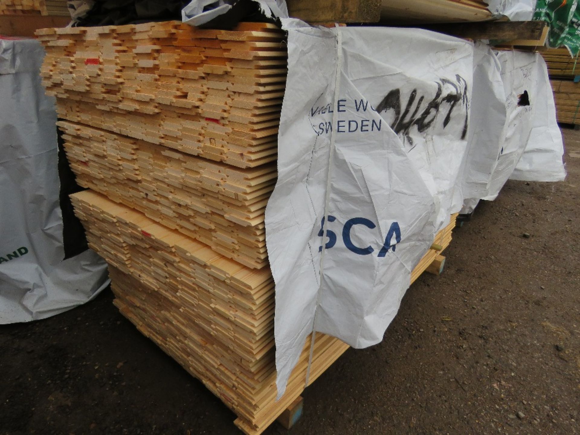 EXTRA LARGE PACK OF UNTREATED SHIPLAP TIMBER FENCE CLADDING BOARDS: 100MM WIDTH @ 1.73M LENGTH APPRO