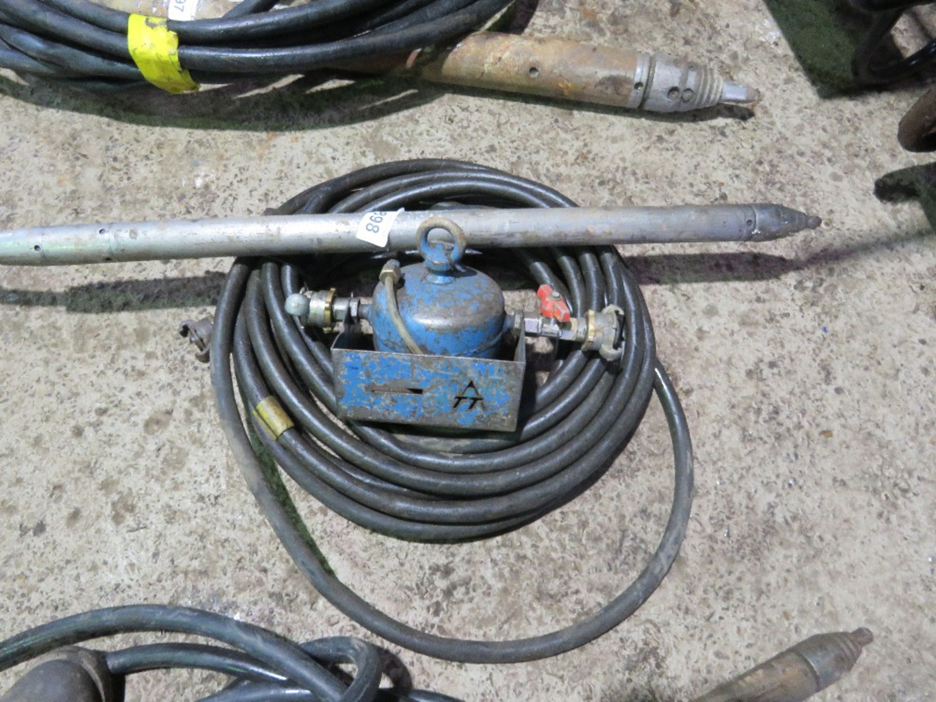 AIR POWERED PNEUMATIC 45MM PERCUSSION MOLE WITH HOSE AND OILER. THIS LOT IS SOLD UNDER THE AUCTIO