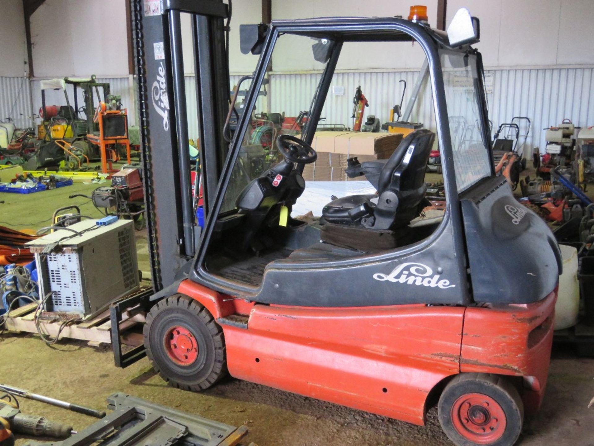 LINDE E25-02 BATTERY FORKLIFT WITH CHARGER. 10851 REC HOURS, YEAR 2000 BUILD. THIS LOT IS SOLD U - Image 9 of 12