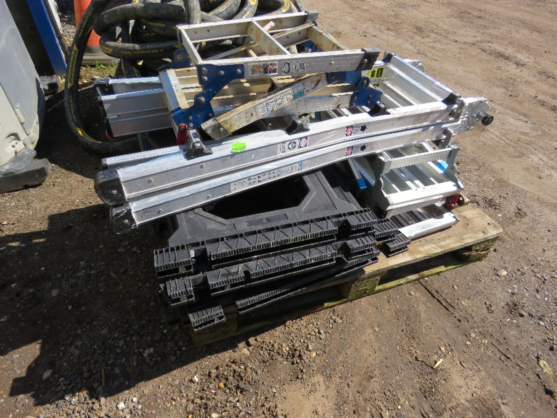 SMALL ALUMINIUM LADDER, 3NO ALUMINIUM STEP UPS PLUS 6NO PLASTIC TRESTLE STANDS. THIS LOT IS SOLD - Bild 4 aus 5