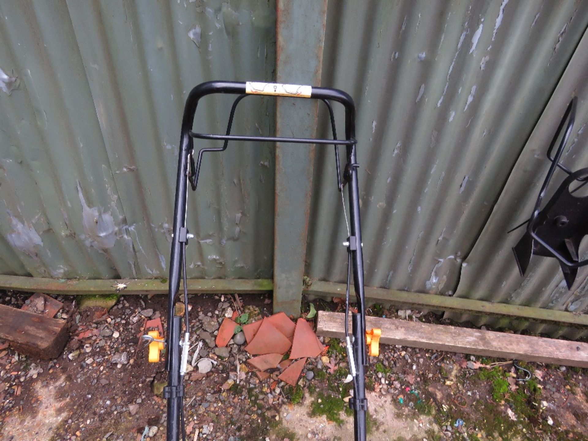 PETROL LAWNMOWER, 40CM WIDTH. THIS LOT IS SOLD UNDER THE AUCTIONEERS MARGIN SCHEME, THEREFORE NO - Image 3 of 3