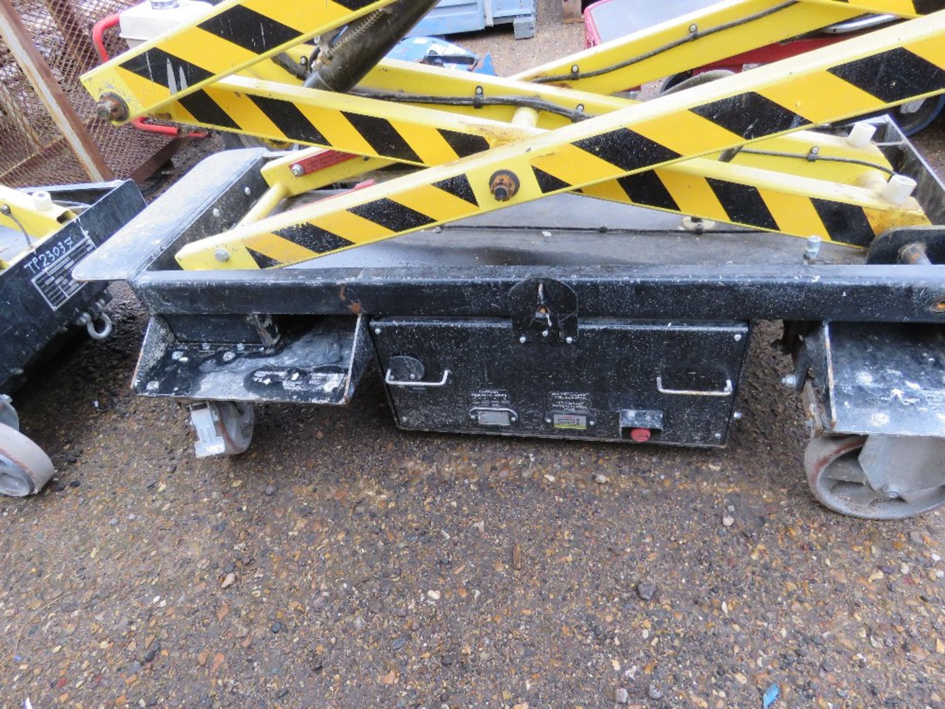 BOSS X3X BATTERY POWERED SCISSOR LIFT UNIT, YEAR 2019. WHEN TESTED PUMP WAS SEEN TO PUMP AND WAS SEE - Image 3 of 7