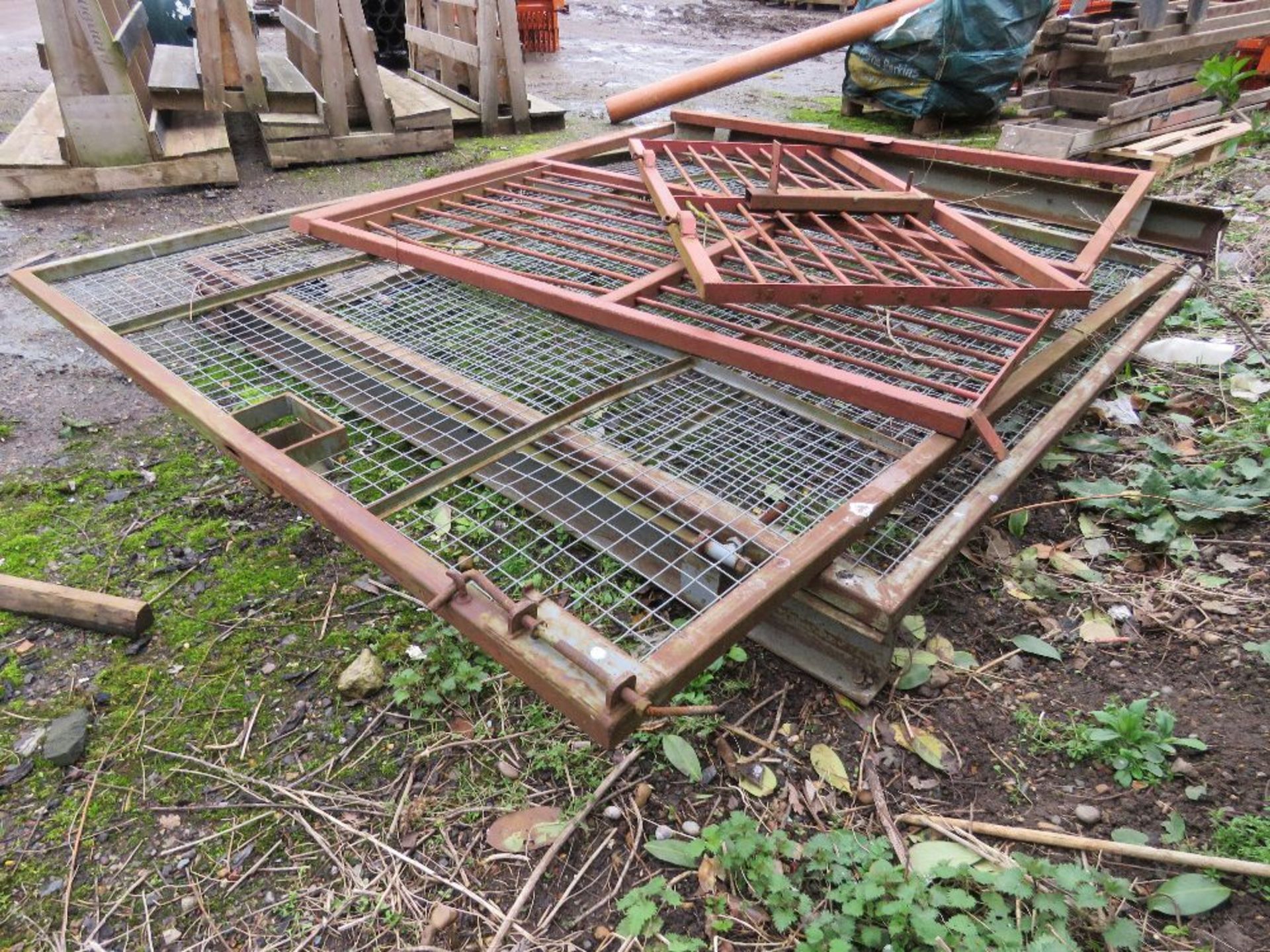 PAIR OF MESH COVERED SITE GATES, 2.5M HEIGHT X 2.9M WIDTH EACH APPROX PLUS ANOTHER SMALL GATE AND FR - Image 3 of 7