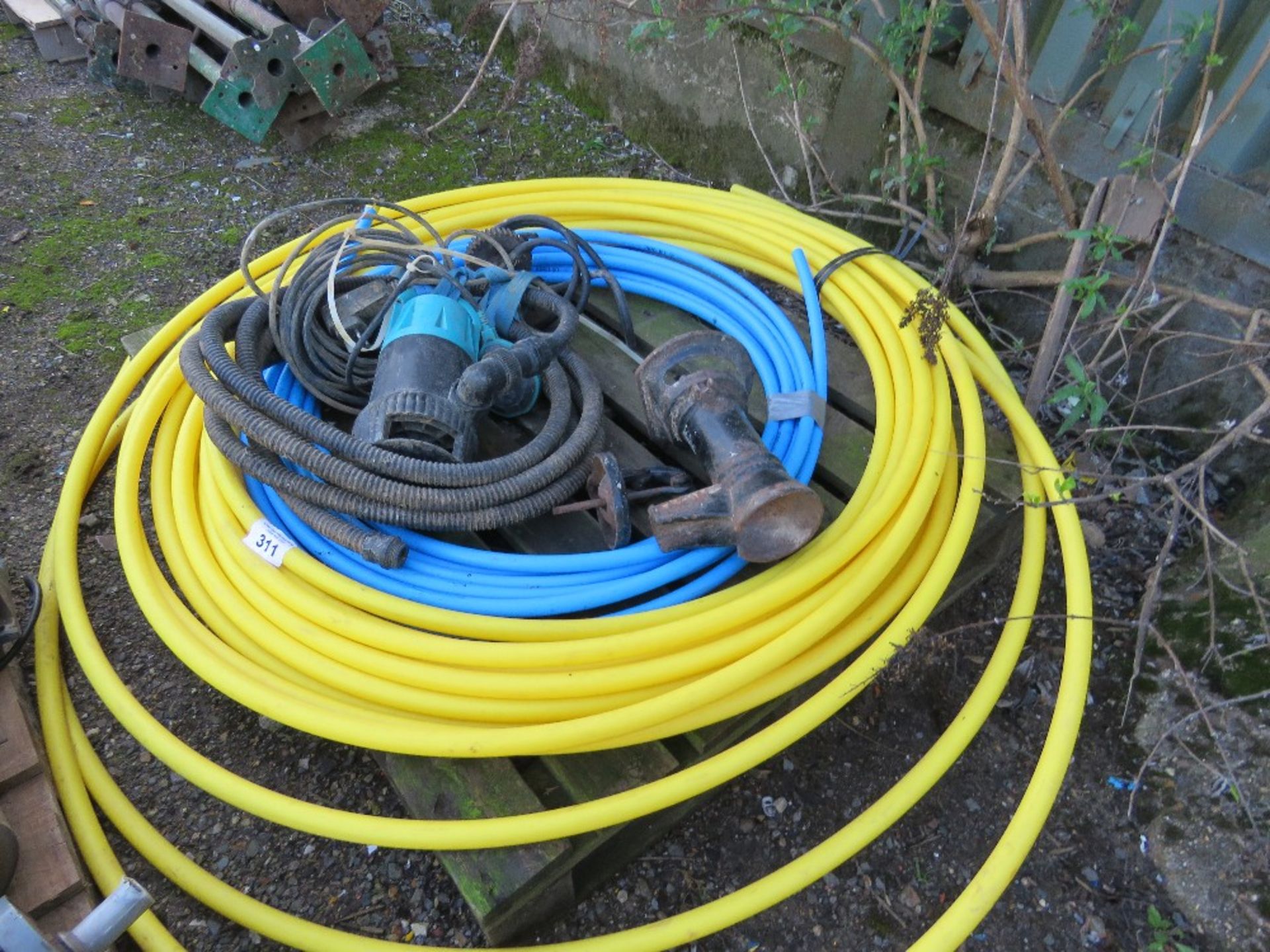 PALLET OF PLASTIC PIPES AND SUNDRIES: SUBMERSIBLE PUMP, HAND PUMP, TYRE INFLATOR. THIS LOT IS SOL - Image 6 of 6