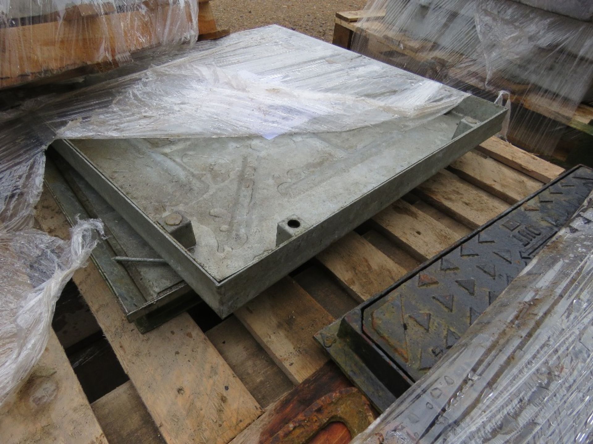 2 X PALLETS OF MANHOLE COVERS WITH SURROUNDS: 2 X GALVANISED 600X600X50 UNITS PLUS 2 X ADVANCED UTIL - Image 5 of 5