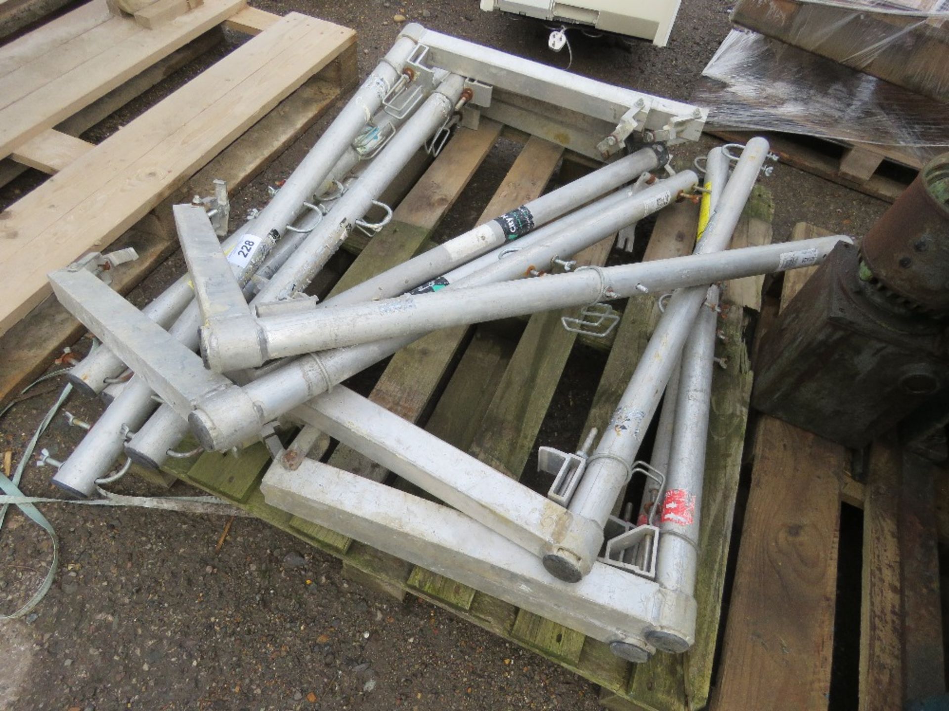 9 X RIGHT ANGLE SAFETY ROOF FENCE UNITS PLUS 2 X POLES. SOURCED FROM COMPANY LIQUIDATION. THIS LOT