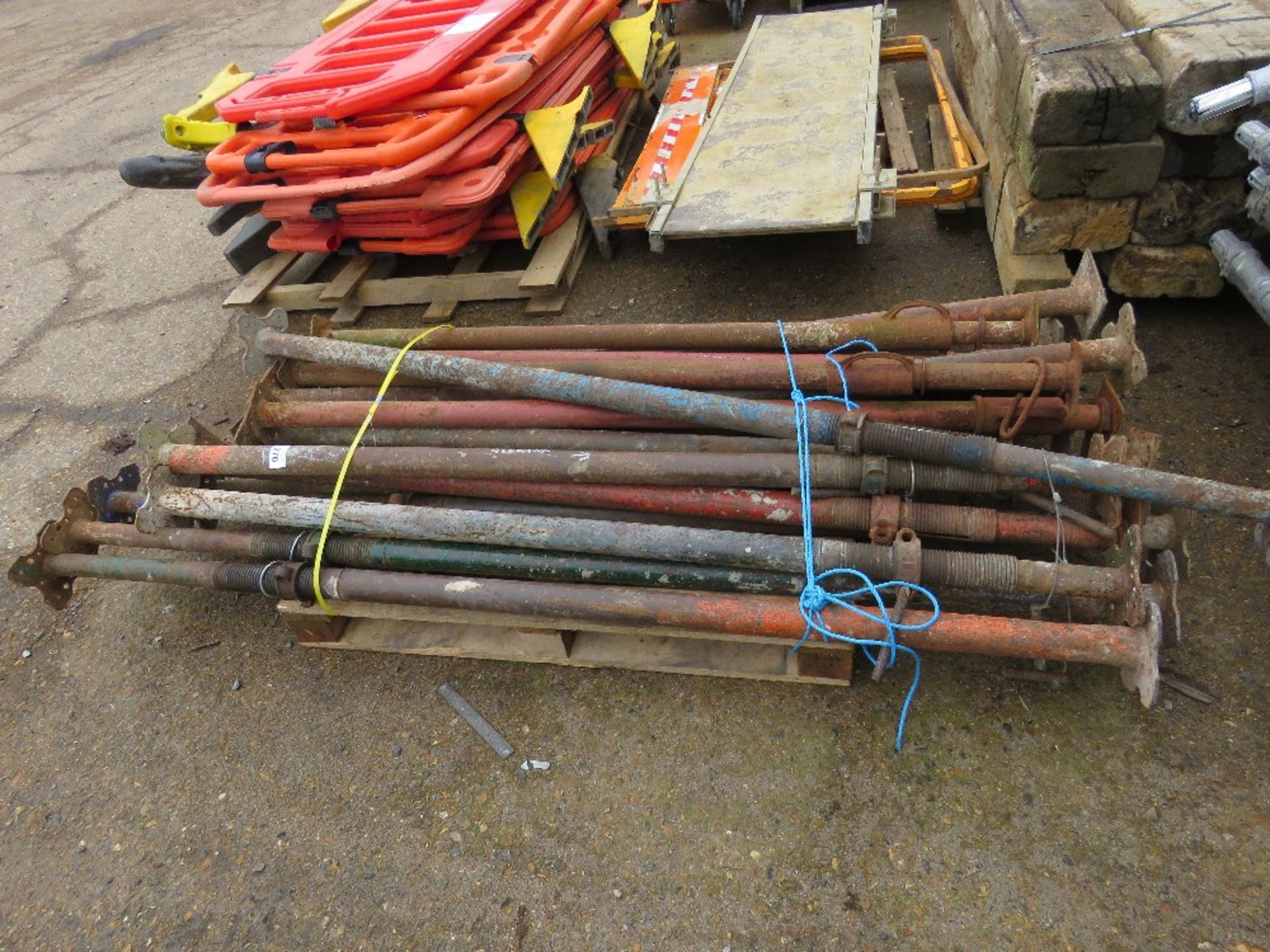 QUANTITY OF ACROW TYPE SUPPORT PROPS, 18NO IN TOTAL APPROX. THIS LOT IS SOLD UNDER THE AUCTIONEE - Image 3 of 4