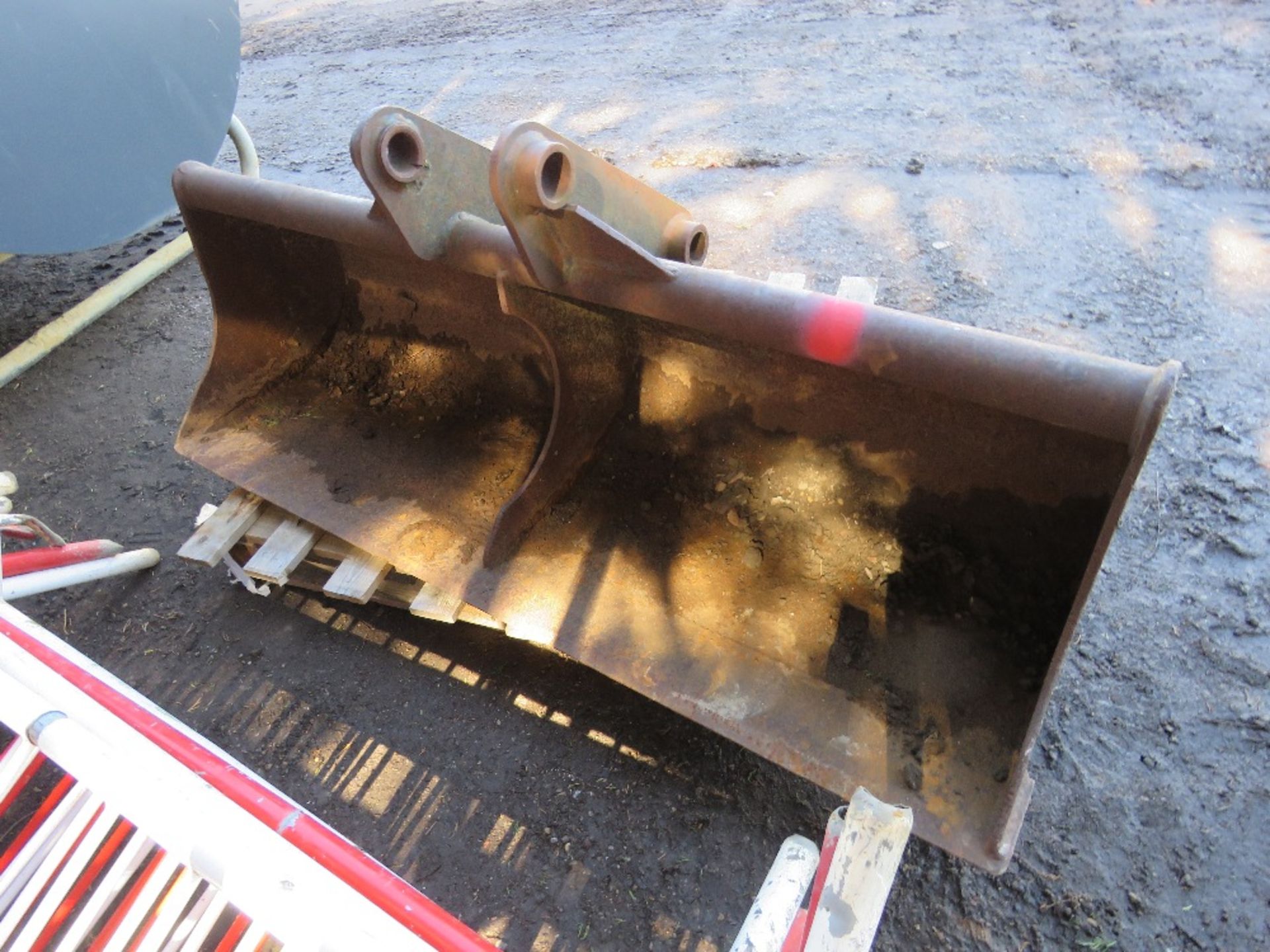 EXCAVATOR GRADING BUCKET: 5FT WIDTH ON 45MM PINS APPROX.