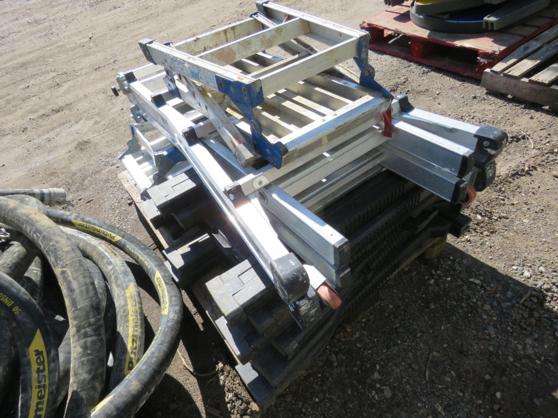 SMALL ALUMINIUM LADDER, 3NO ALUMINIUM STEP UPS PLUS 6NO PLASTIC TRESTLE STANDS. THIS LOT IS SOLD - Bild 3 aus 5