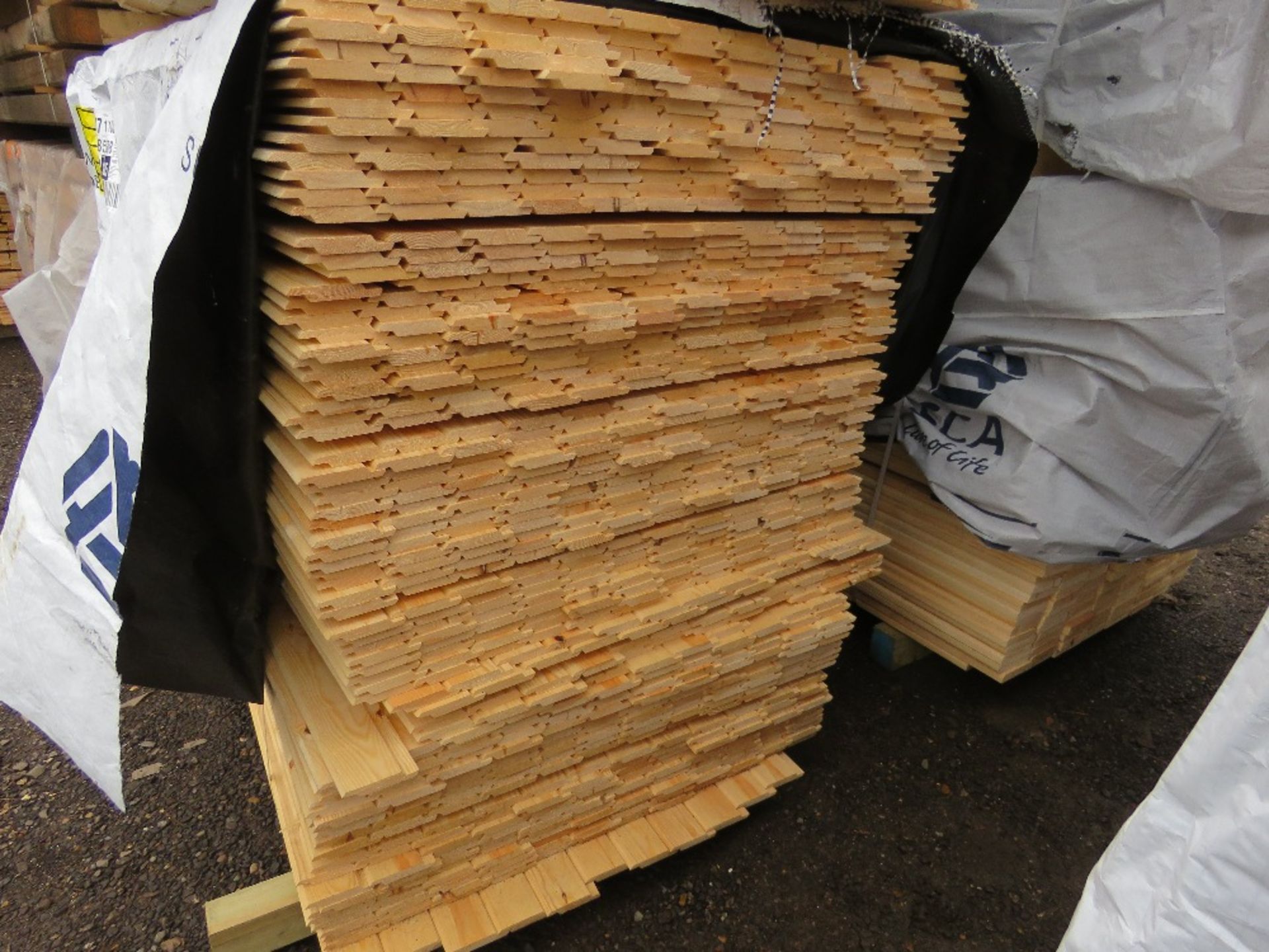 EXTRA LARGE PACK OF UNTREATED SHIPLAP TIMBER FENCE CLADDING BOARDS: 100MM WIDTH @ 1.73M LENGTH APPRO - Image 2 of 3