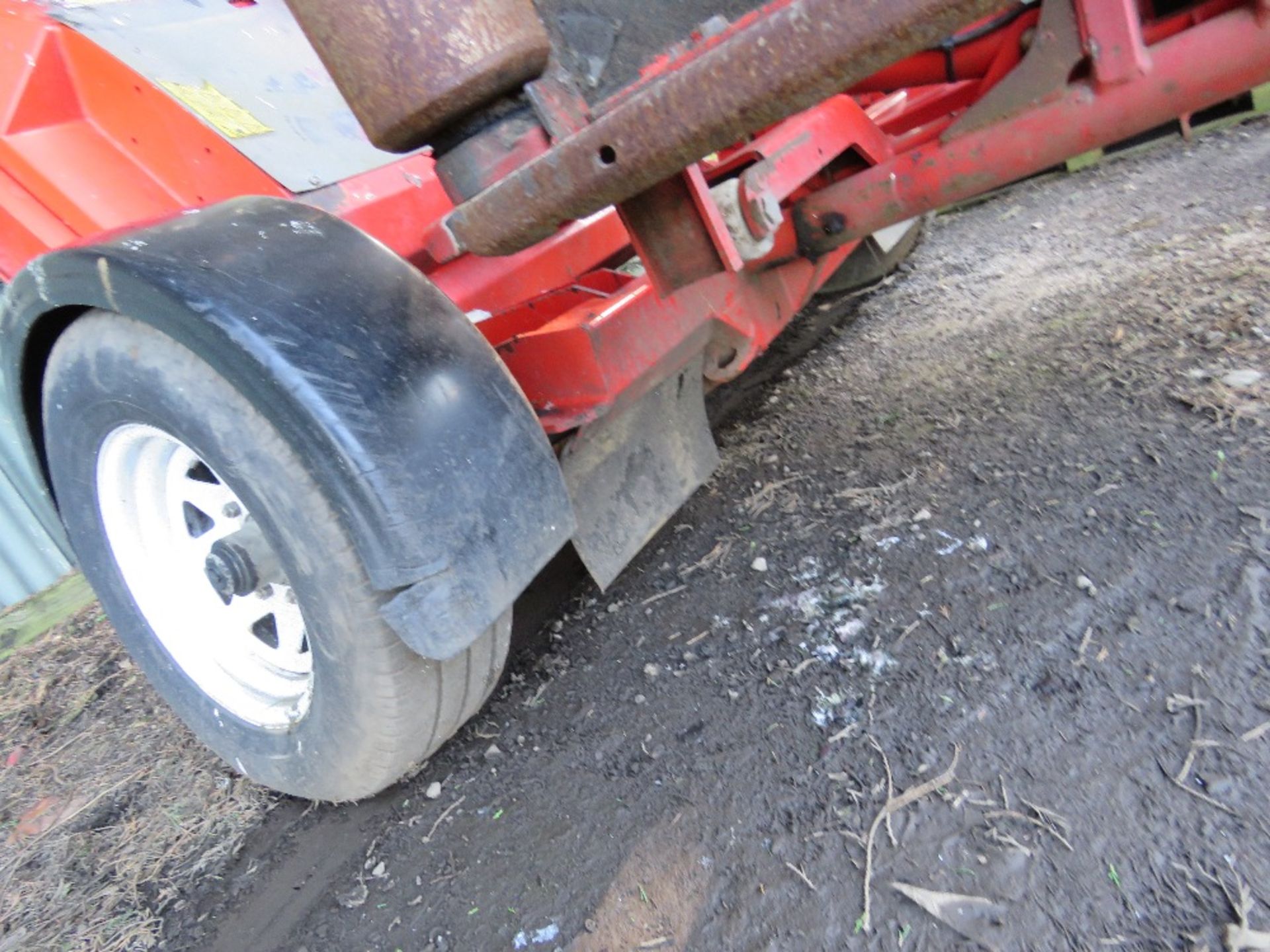 TRIMAX 728-610-400 BATWING TYPE ROLLER MOWER, YEAR 2017. PEGASUS S3 HEADS. NB: REQUIRES REPAIR TO CH - Image 9 of 9