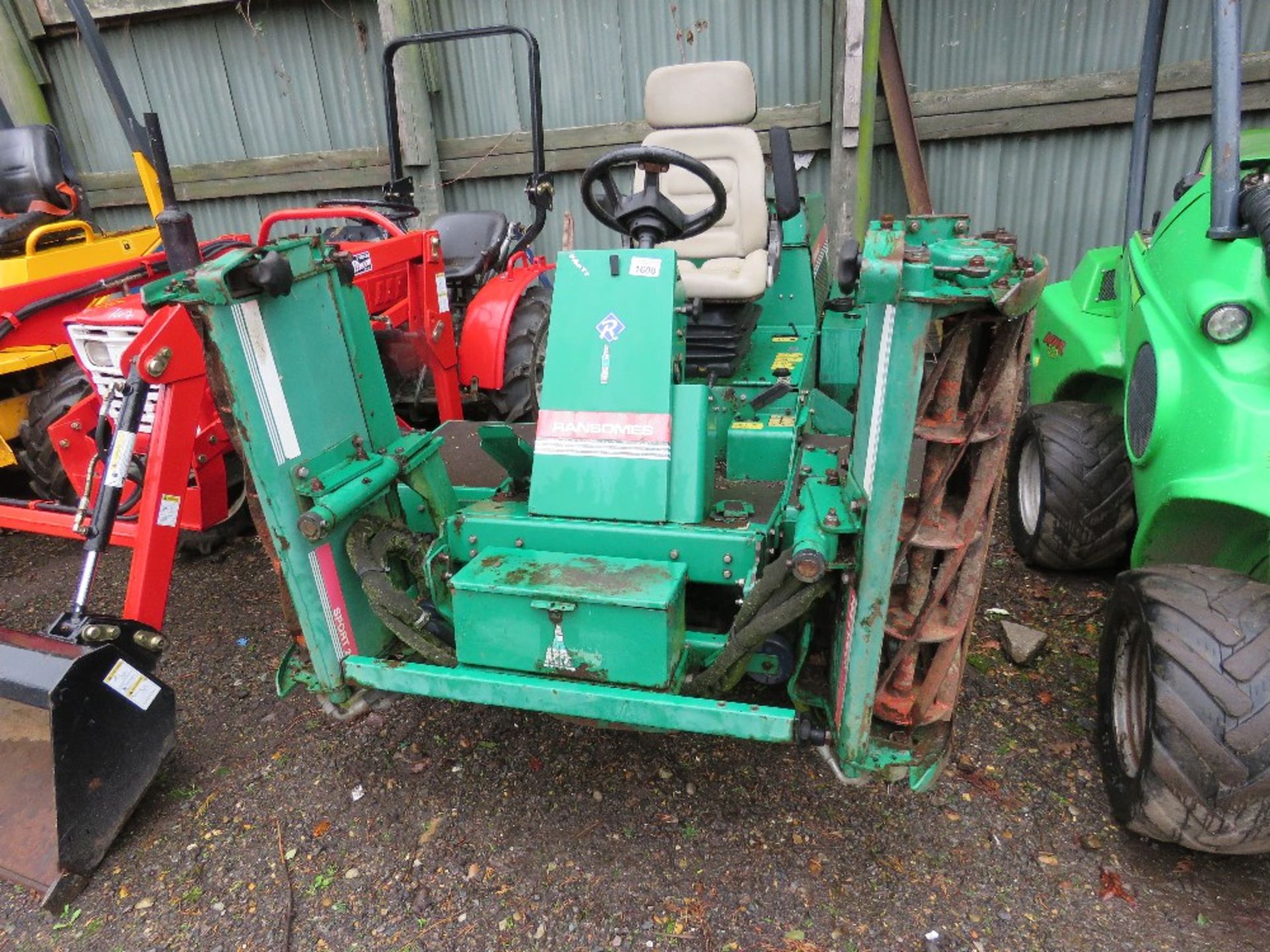 RANSOMES HIGHWAY 2130 33HP TRIPLE RIDE ON MOWER WITH KUBOTA ENGINE. - Image 2 of 6