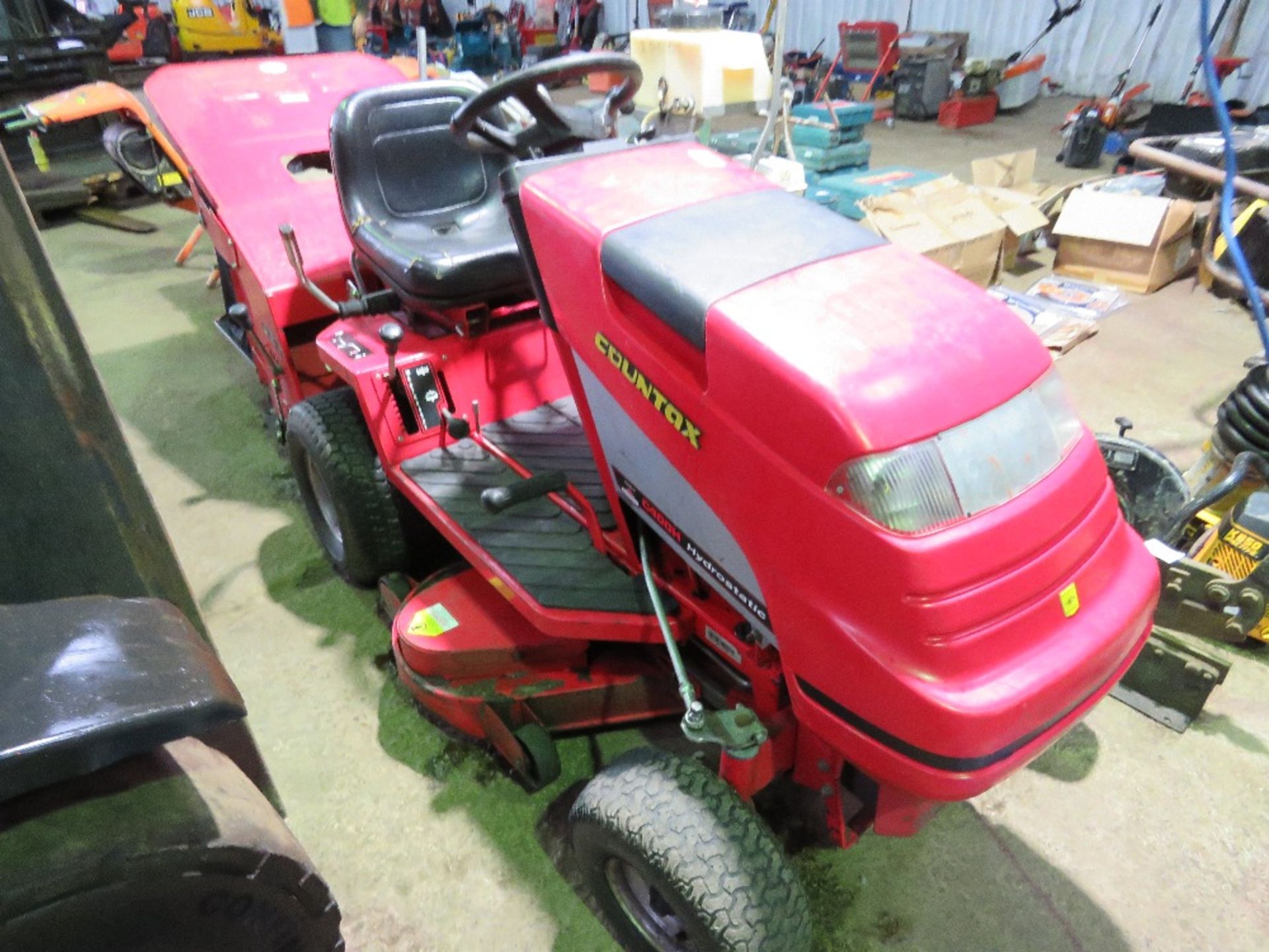 COUNTAX C400H RIDE ON MOWER WITH COLLECTOR. HYDRASTATIC DRIVE. WHEN TESTED WAS SEEN TO RUN, DRIVE, M - Image 6 of 7