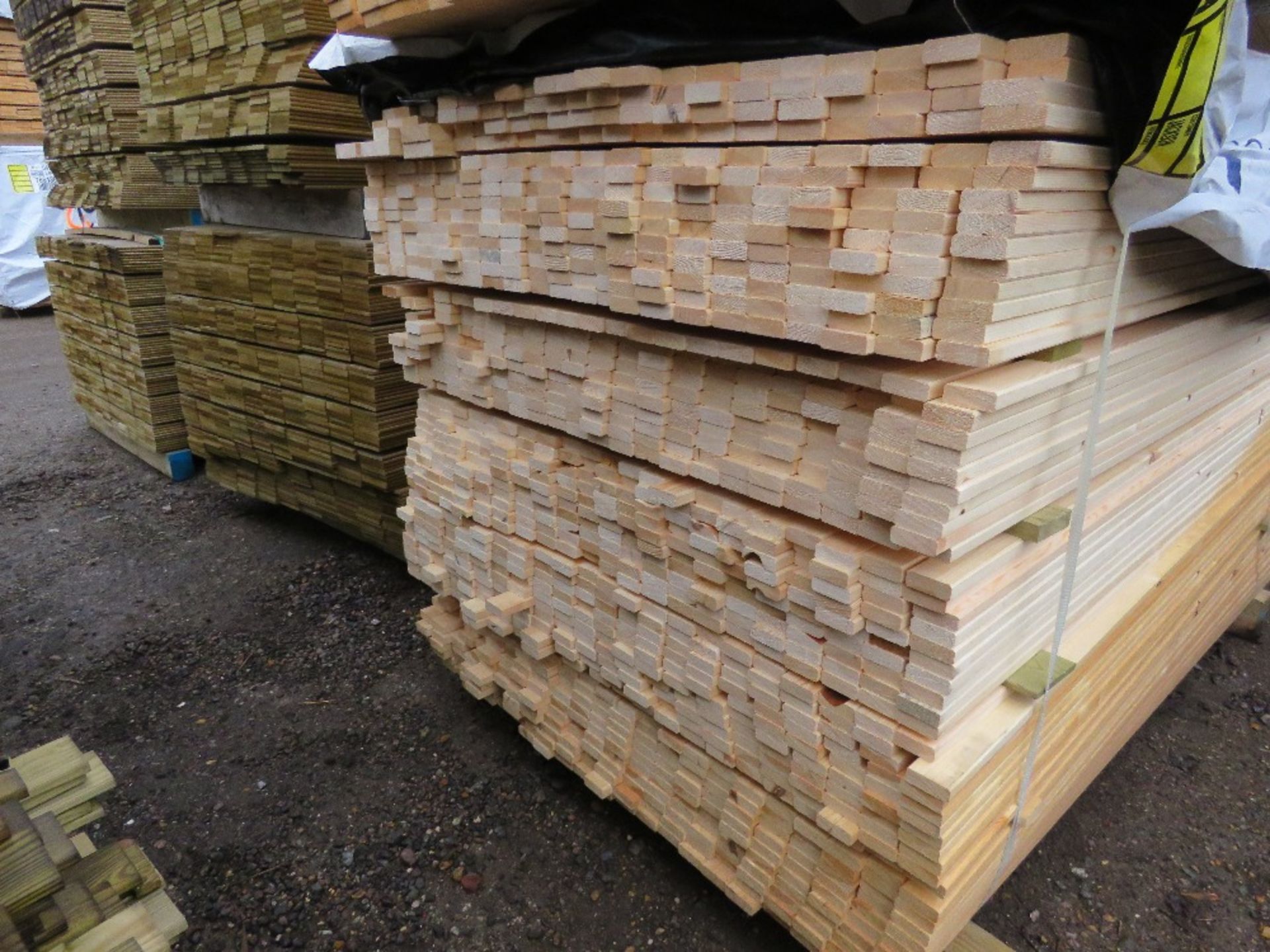 EXTRA LARGE PACK OF UNTREATED VENETIAN PALE / TRELLIS SLATS. 1.73M LENGTH X 45MM X 17MM APPROX. - Image 2 of 3