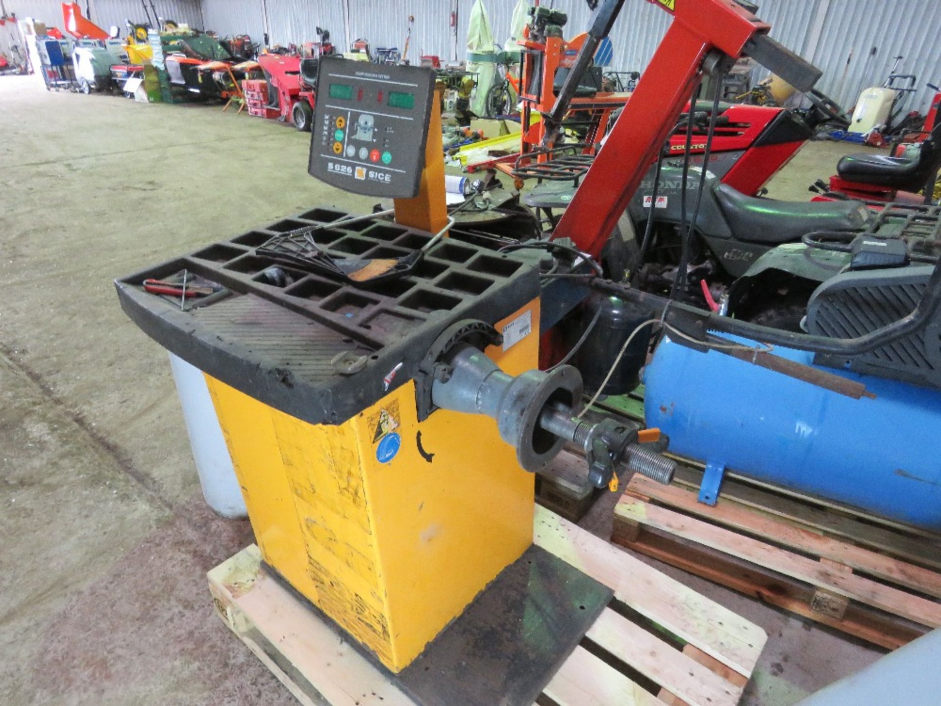 SICE 626 WHEEL BALANCER UNIT. THIS LOT IS SOLD UNDER THE AUCTIONEERS MARGIN SCHEME, THEREFORE NO VAT - Image 2 of 5